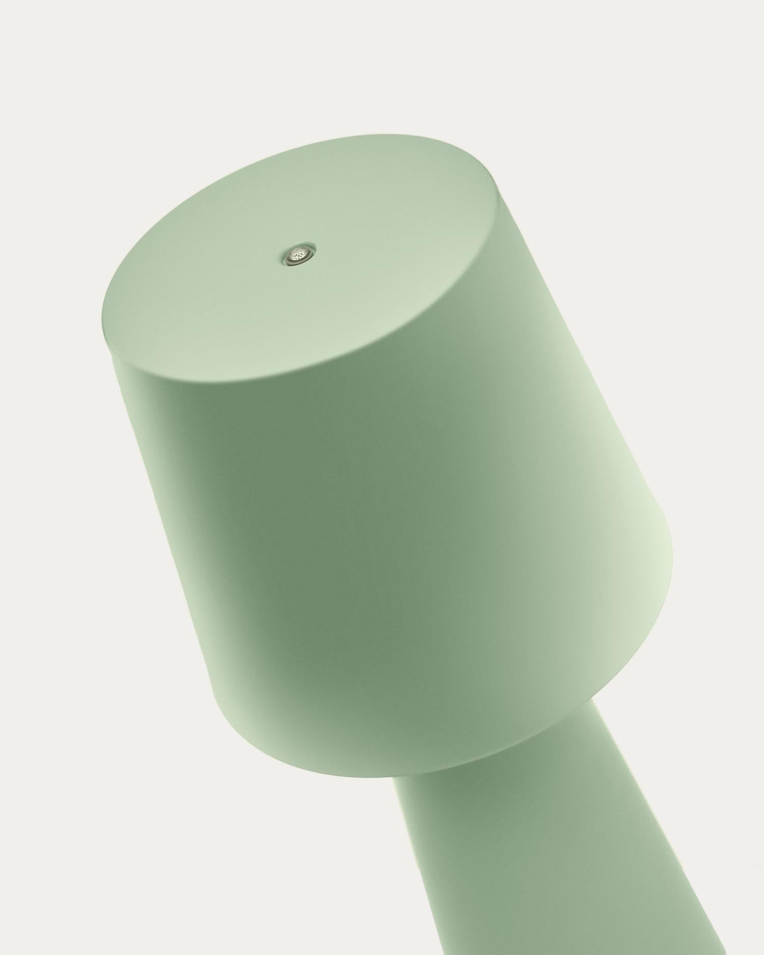 Die Arenys Outdoor Tischlampe von Kave Home vereint stilvolles Design mit Funktionalität. Ihr türkisfarbenes Metall und das warme Massivholz sorgen für eine gemütliche Stimmung im Freien.