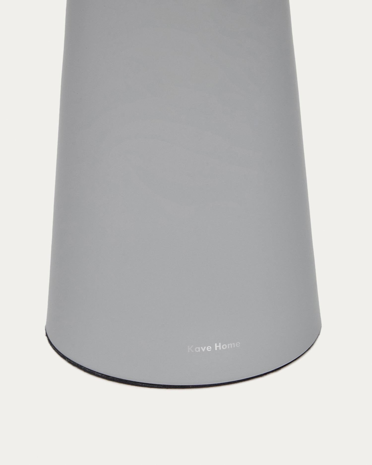 Die Arenys Outdoor Tischlampe von Kave Home kombiniert modernes Metall mit natürlichem Holz, ideal für stimmungsvolle Akzente im Freien.