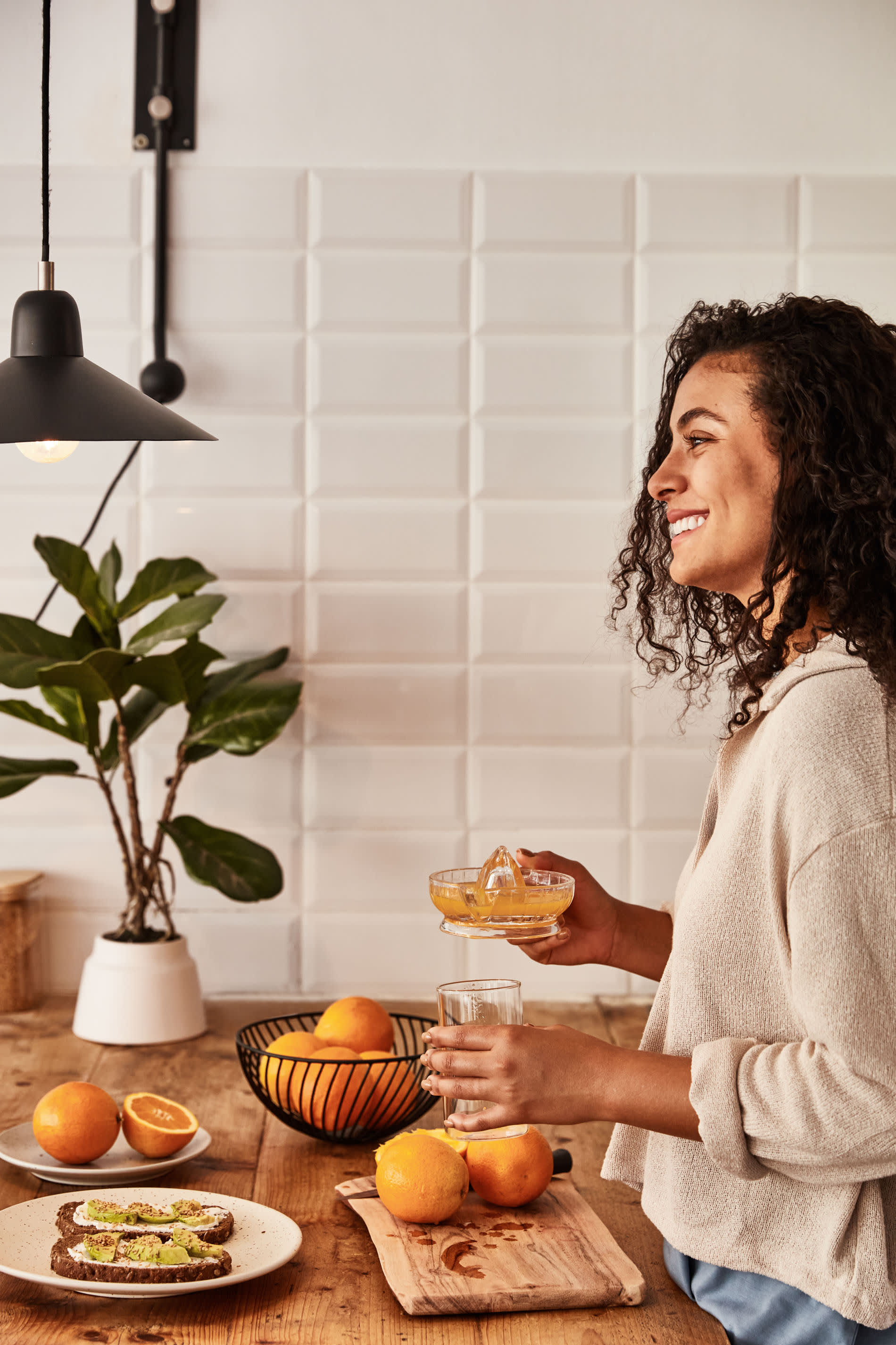 Die Eleazar Wandlampe von Kave Home kombiniert modernes Design mit schwarz lackiertem Metall für eine elegante Beleuchtung.