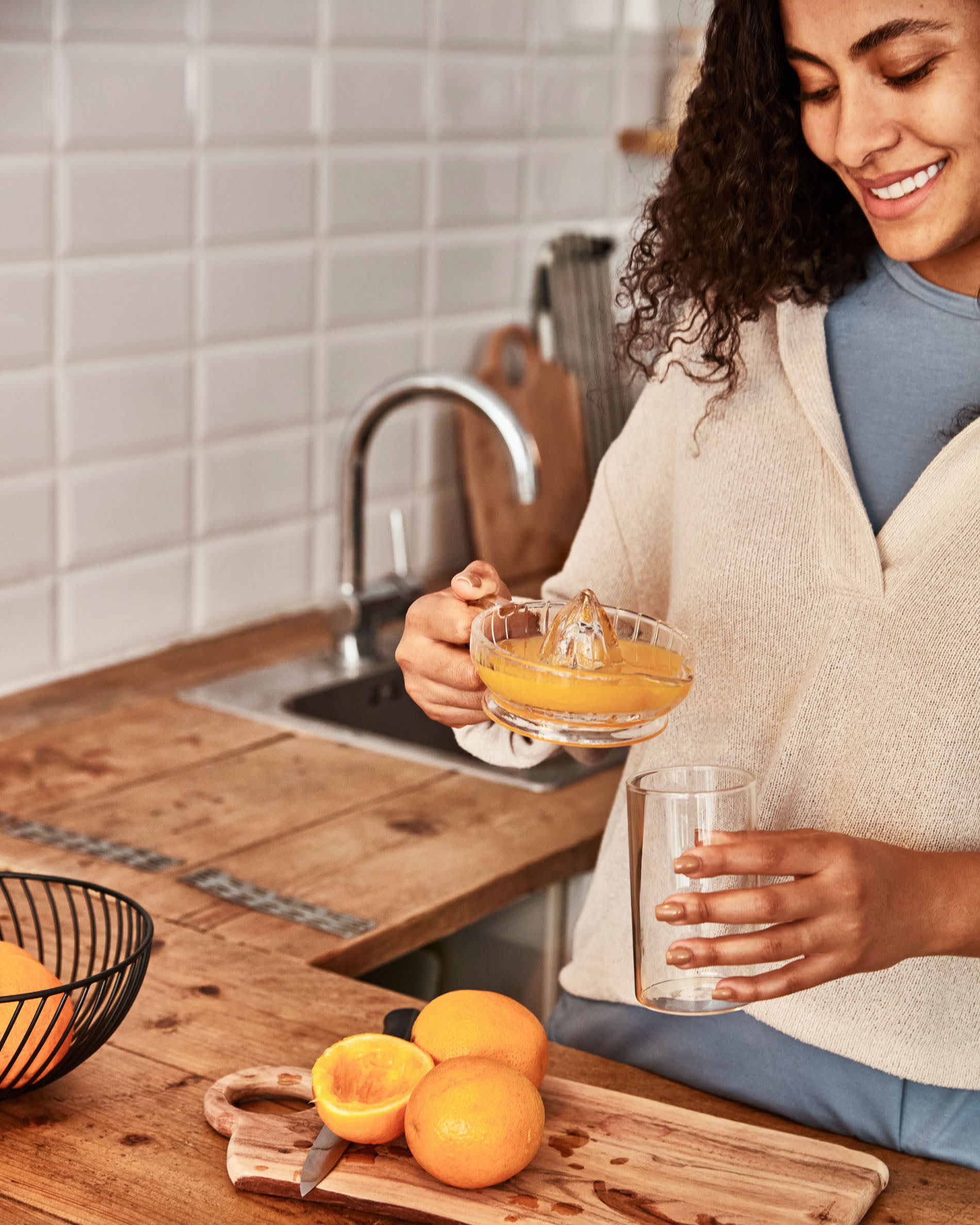 Die Eleazar Wandlampe von Kave Home besticht durch ihr modernes Design und schwarz lackiertes Metall für stilvolle Beleuchtung.