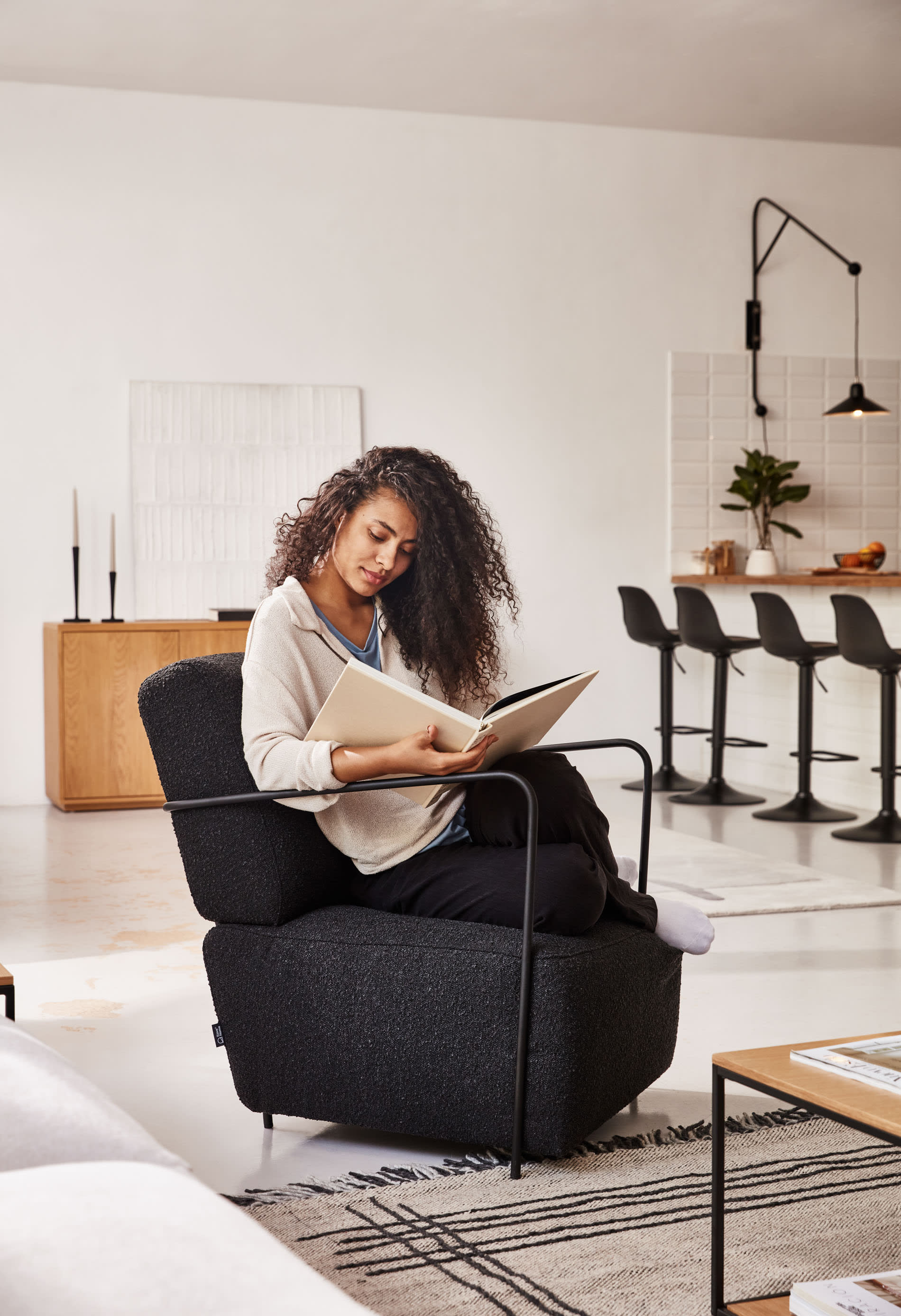 Die Eleazar Wandlampe von Kave Home vereint industriellen Charme mit eleganter, schwarzer Lackierung und sorgt für stilvolle Akzente in jedem Raum.