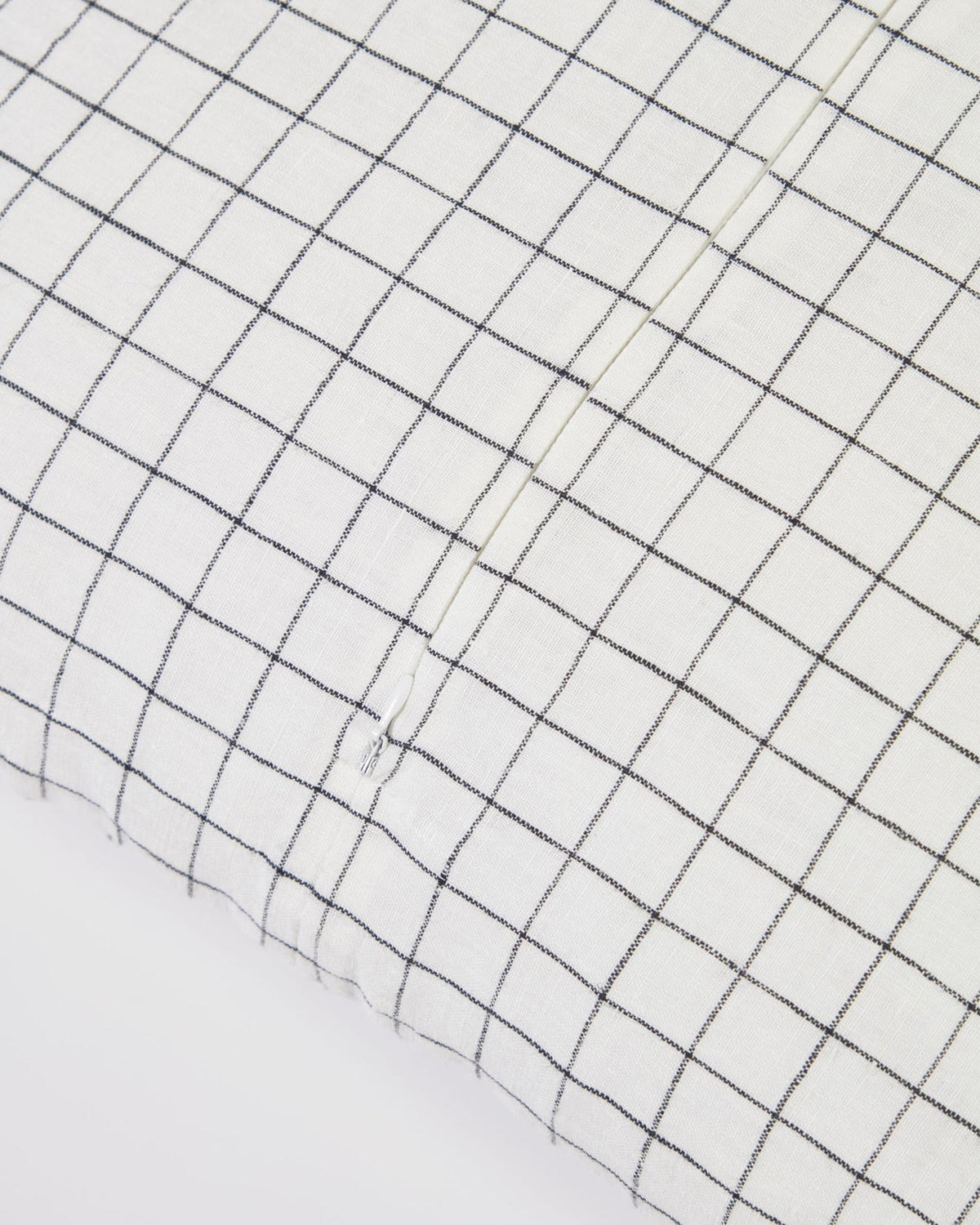 Maialen Kissenbezug 100% Leinen kariert weiss und schwarz gestreift 45 x 45 cm in Weiss, Schwarz präsentiert im Onlineshop von KAQTU Design AG. Deko Kissenbezug ist von Kave Home