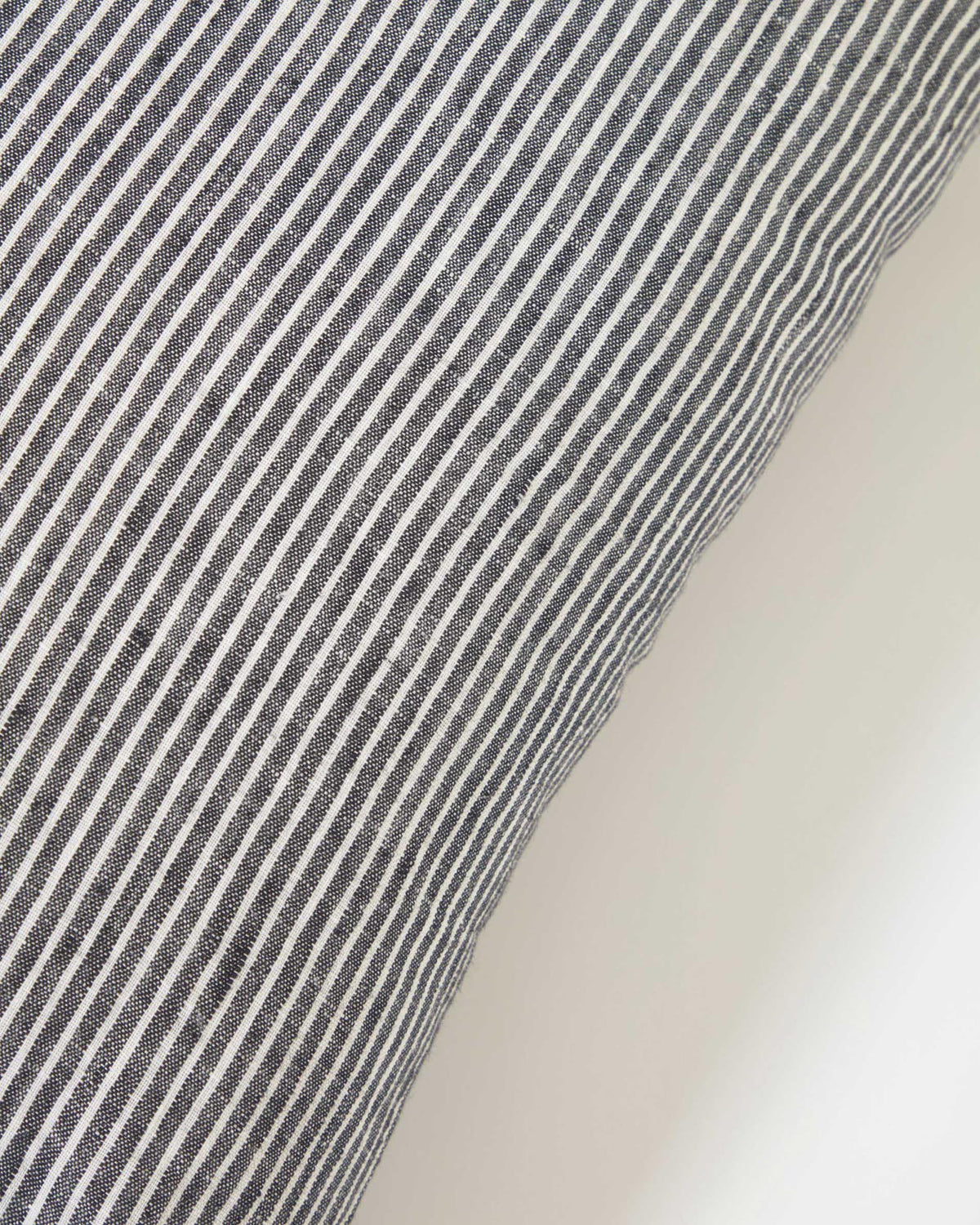 Marena Kissenbezug 100% Leinen schwarz und weiss gestreift 45 x 45 cm in Schwarz, Weiss präsentiert im Onlineshop von KAQTU Design AG. Deko Kissenbezug ist von Kave Home