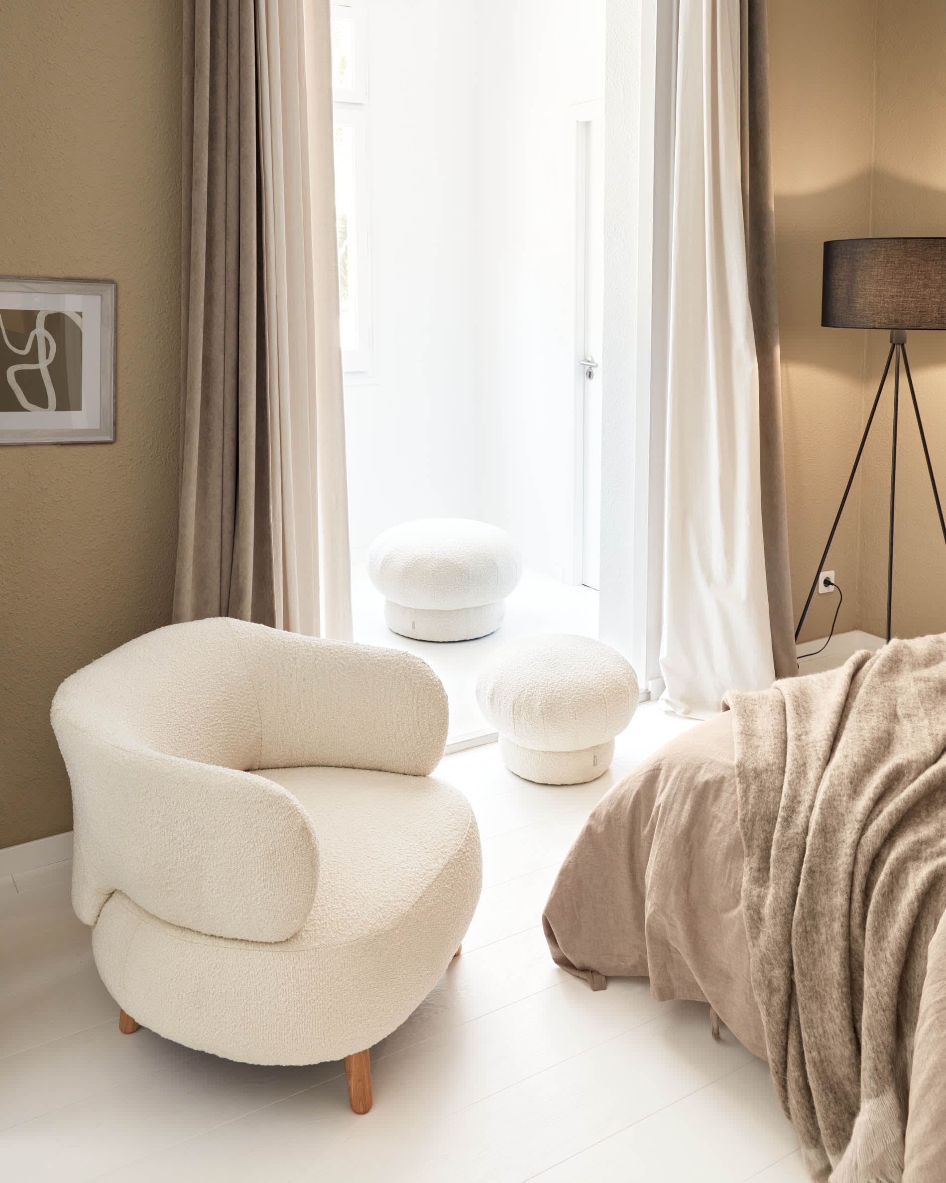 Hochwertiger Marja Vorhang aus Baumwolle und Leinen in strahlendem Weiß, 140 x 270 cm. Ideal für stilvolle Fensterdekoration und angenehmes Raumklima.