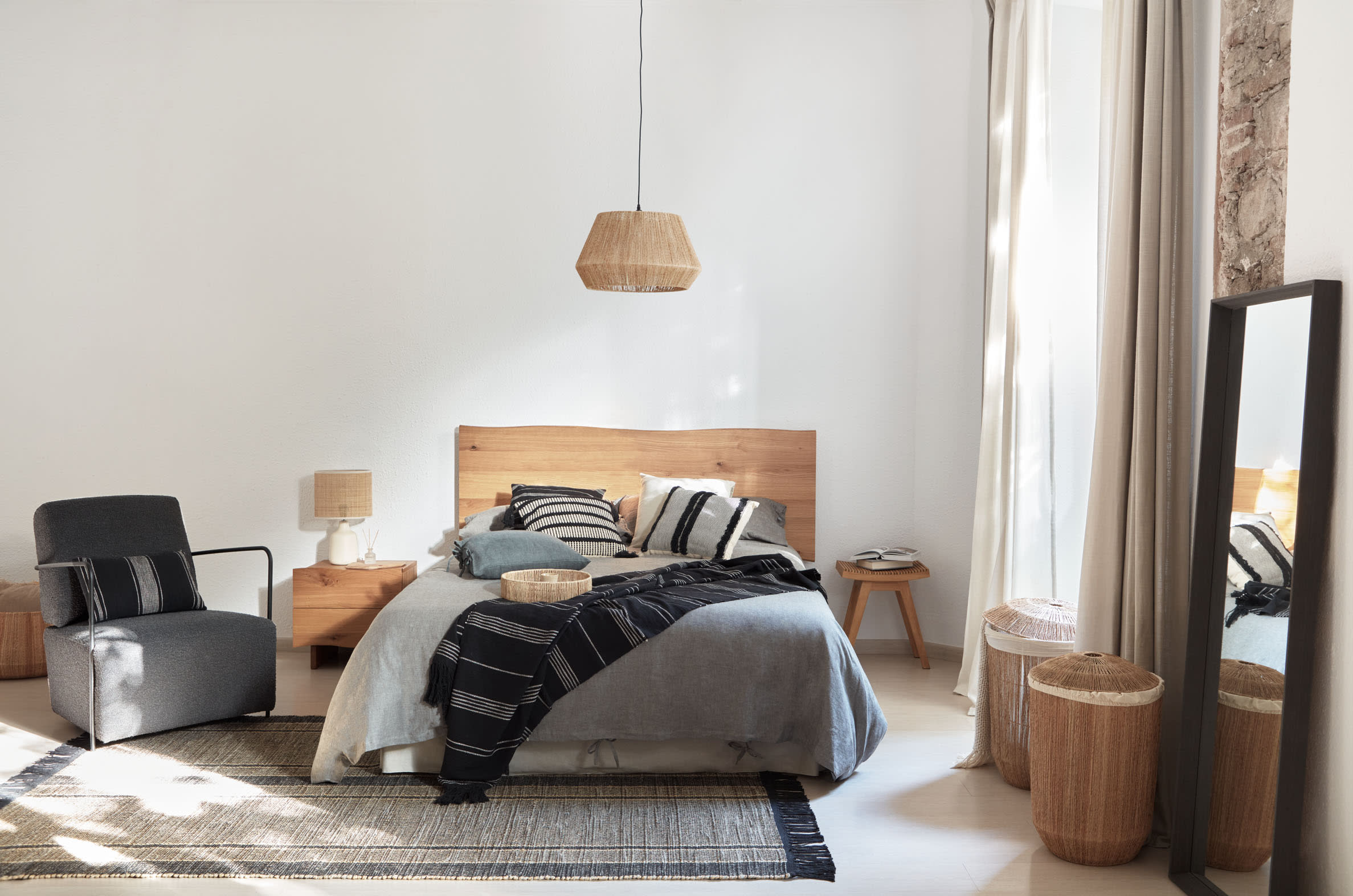 Hochwertiger Marja Vorhang aus Baumwolle und Leinen in strahlendem Weiß, 140 x 270 cm. Ideal für stilvolle Raumgestaltung und Lichtfilterung.