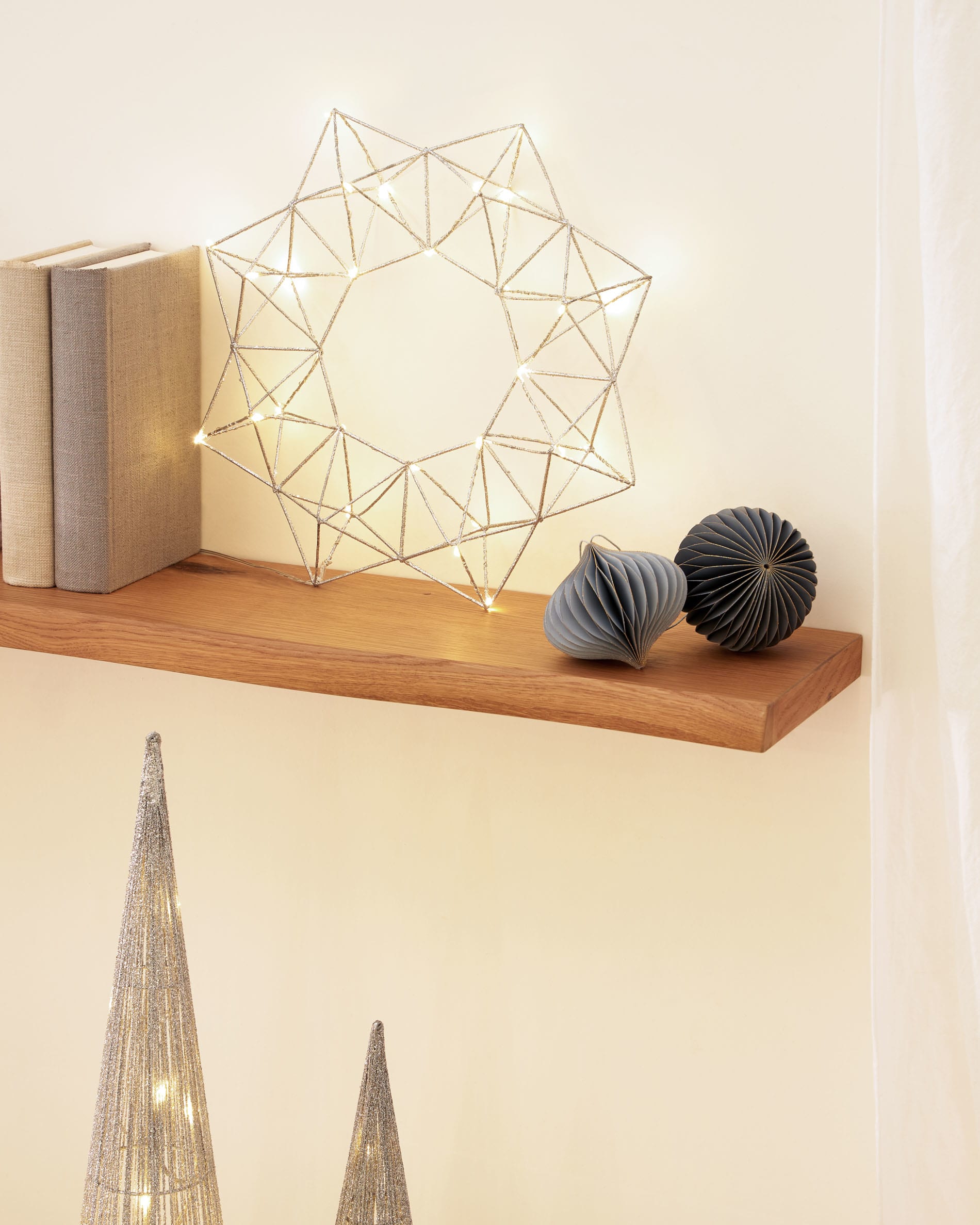 Eleganter Marja Vorhang aus Baumwolle und Leinen in Weiß, 140 x 270 cm. Perfekt für hohe Fenster und harmonische Raumgestaltung.