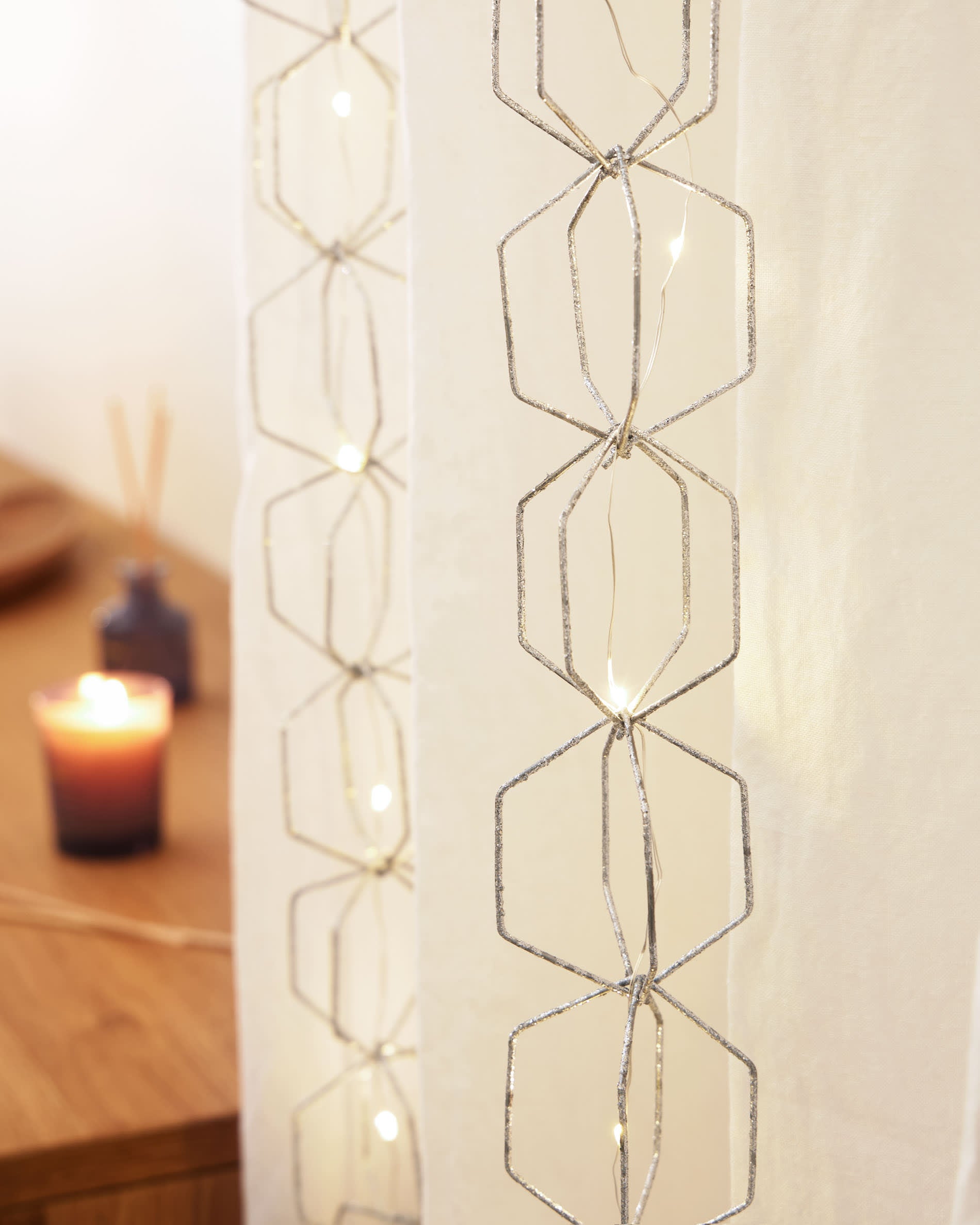 Eleganter Marja Vorhang aus Baumwolle und Leinen in Weiß, 140 x 270 cm. Perfekt für hohe Fenster und schafft eine einladende Atmosphäre.