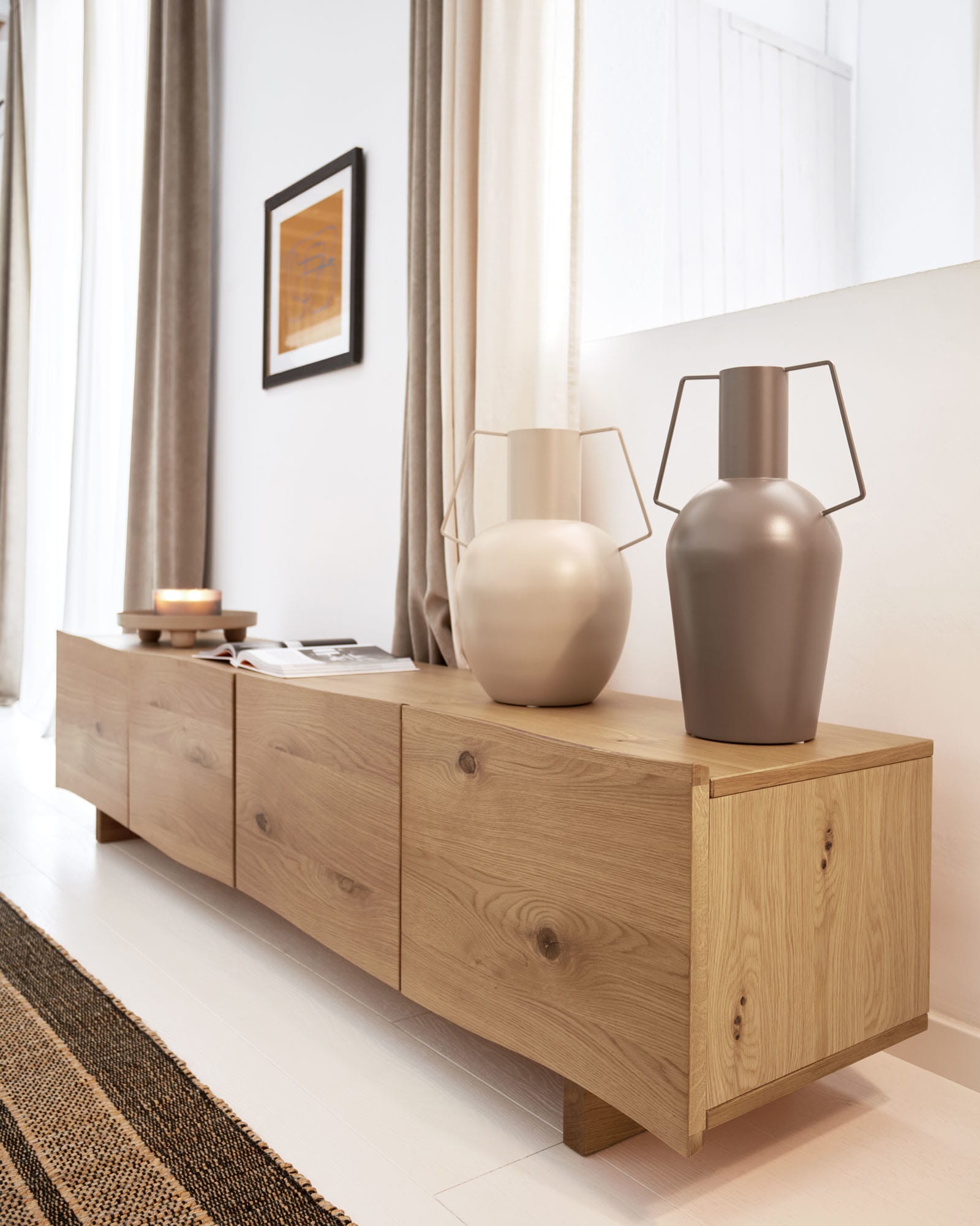 Weisser Vorhang aus Baumwolle und Leinen, 140x270 cm, von Kave Home. Ideal für moderne und elegante Raumgestaltung.