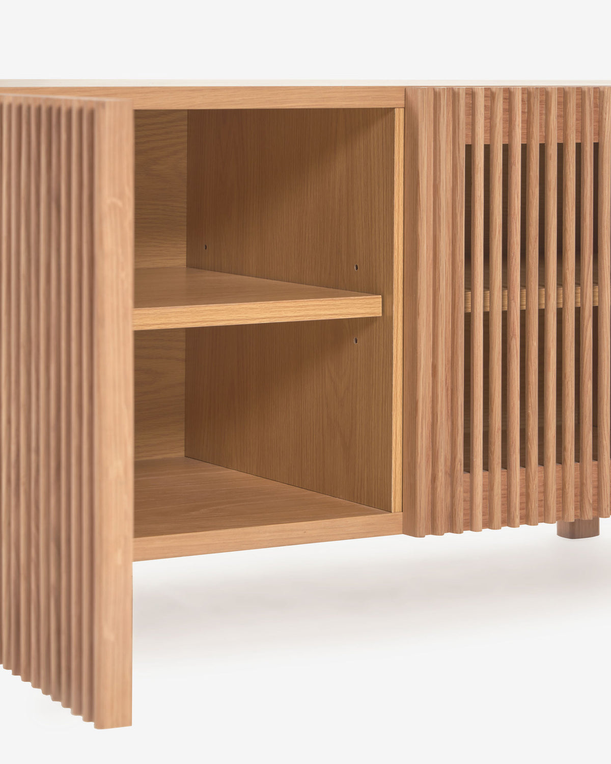 2-türiger Schuhschrank Beyla aus massivem Eschenholz und Eichenfurnier 98,5 cm FSC 100% in Natur präsentiert im Onlineshop von KAQTU Design AG. Schuhschrank ist von Kave Home