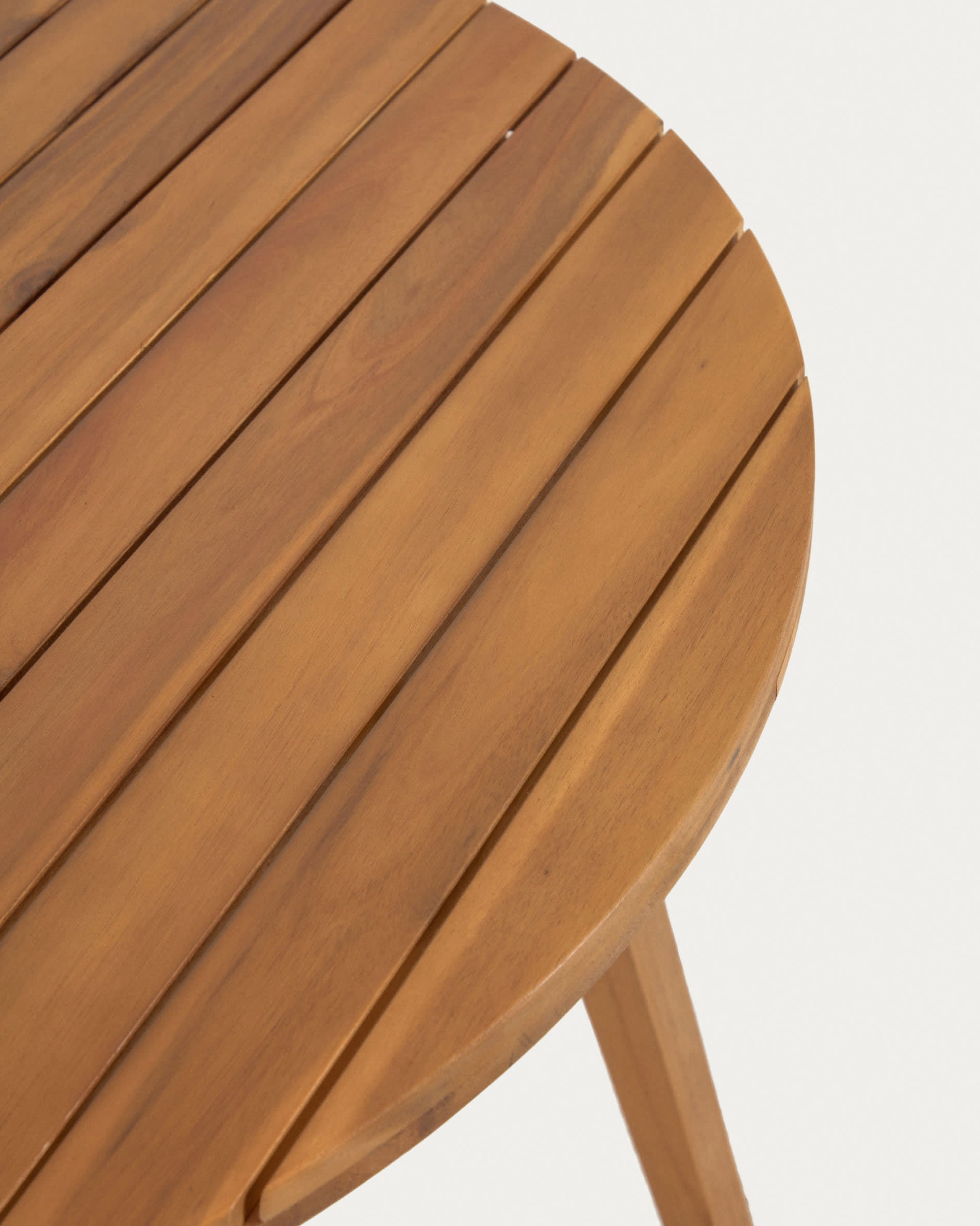 Vilma Gartentisch, rund, Ø 90 cm, aus FSC-zertifiziertem Akazienholz, perfekt für nachhaltige und elegante Außenbereiche.