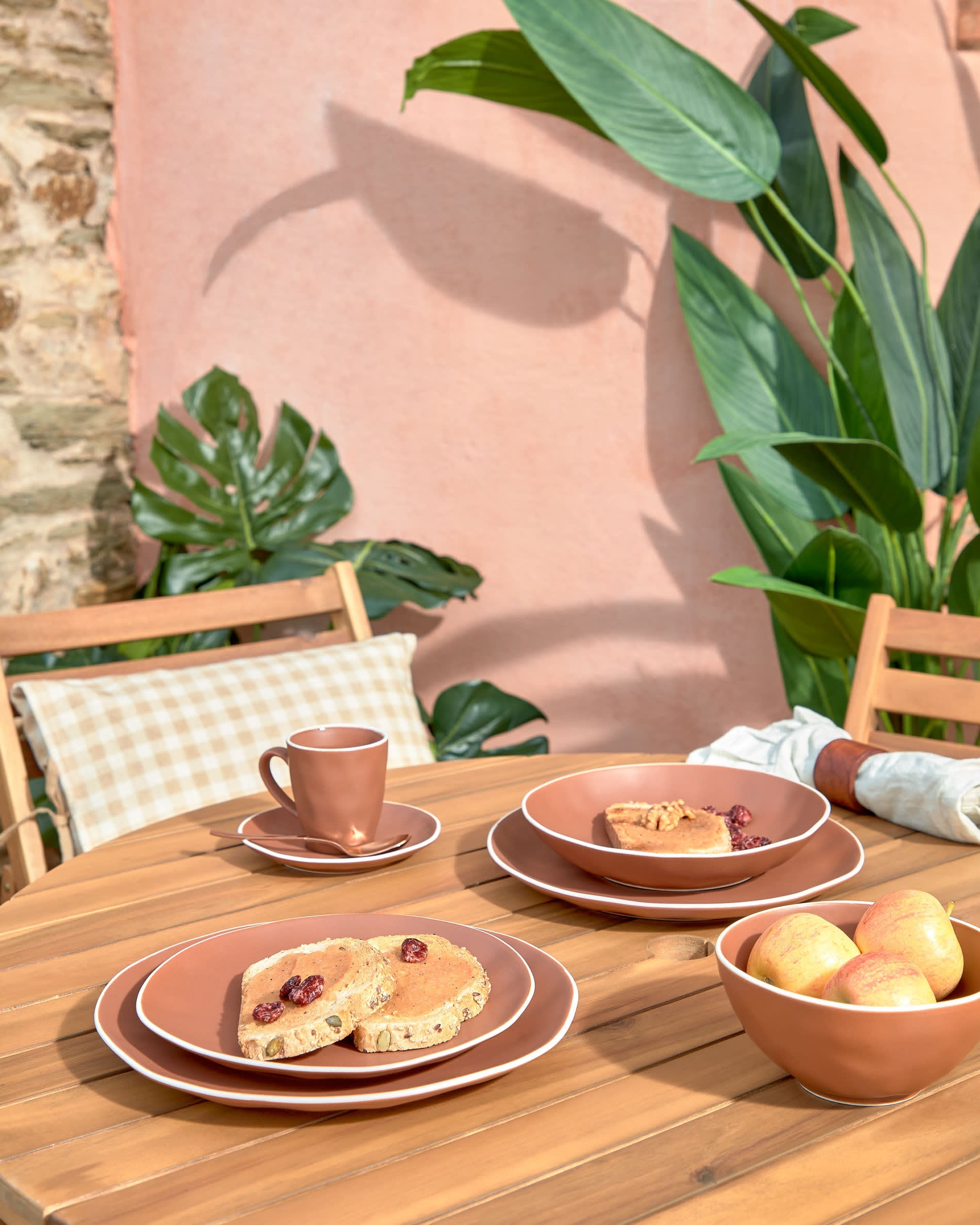 Vilma Gartentisch, rund, Ø 90 cm, aus FSC-zertifiziertem Akazienholz, perfekt für nachhaltige und elegante Außenbereiche.