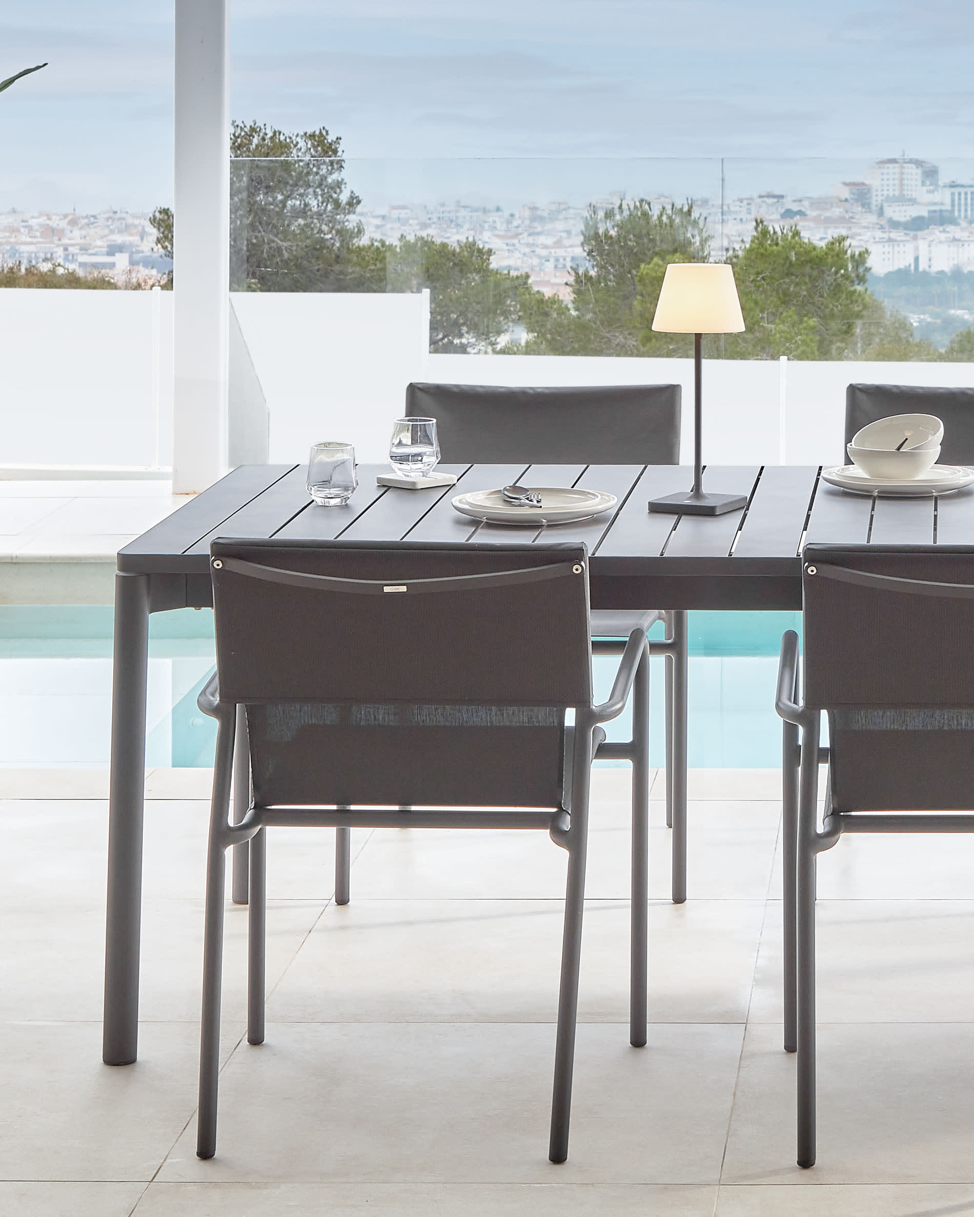 Die Aluney Outdoor Tischlampe von Kave Home vereint elegantes Design und praktische Funktionen, ideal für stimmungsvolle Abende im Freien.