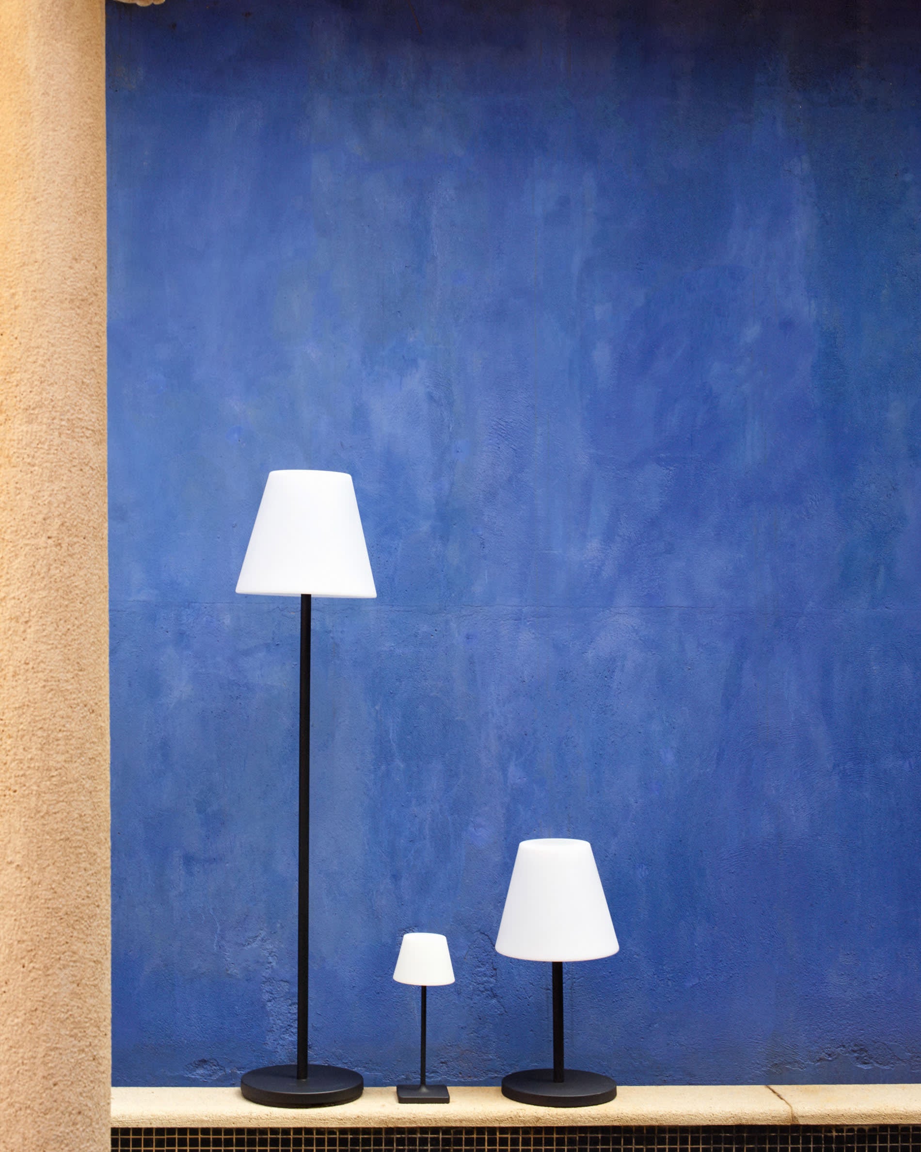 Die Aluney Tischlampe von Kave Home vereint modernes Design mit Funktionalität. Ideal für Außenbereiche, robust und mit praktischem Akku.