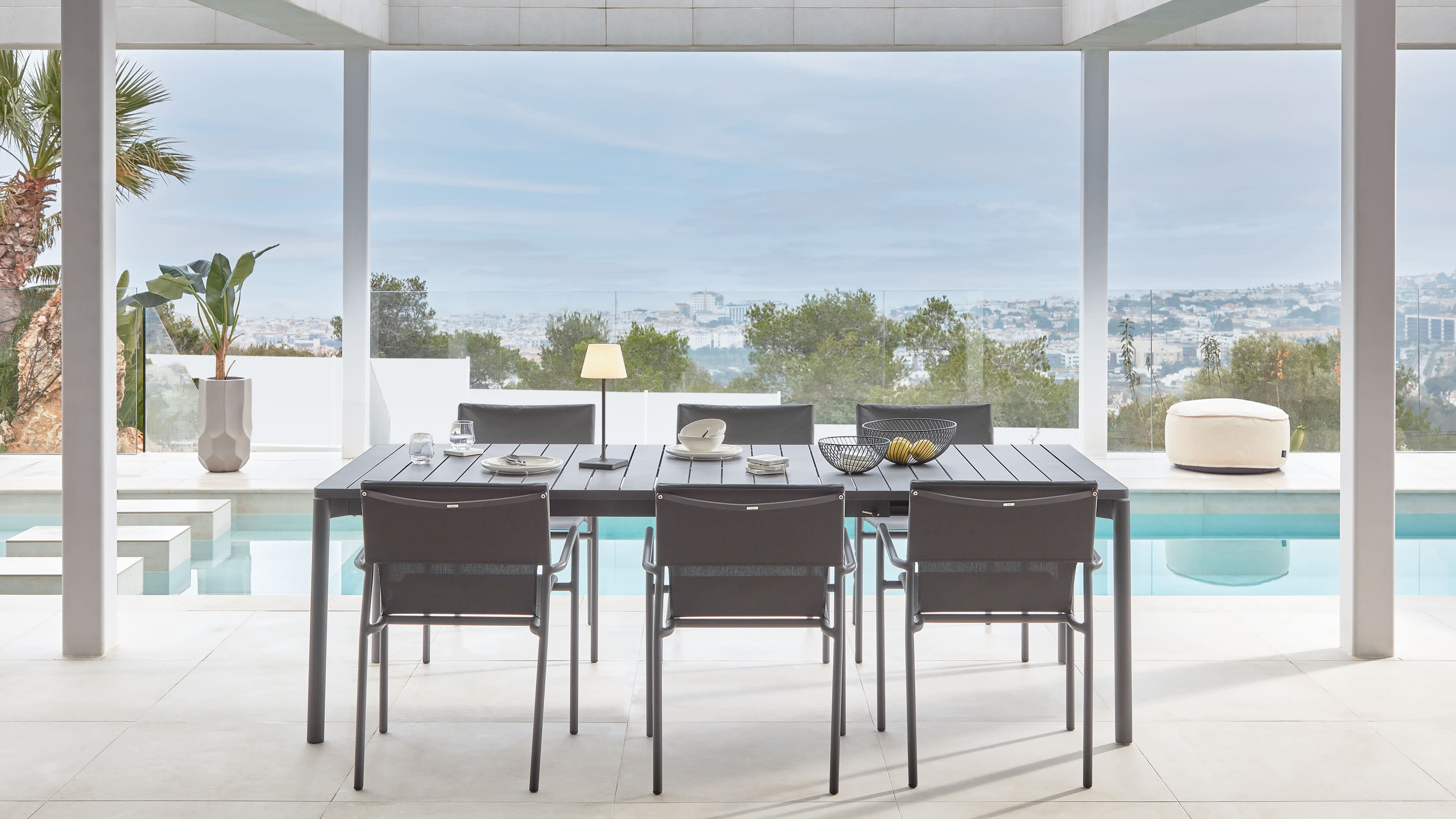 Die Aluney Outdoor Tischlampe von Kave Home bietet modernes Design mit schwarzem Finish, ideal für elegante Aussenbereiche.