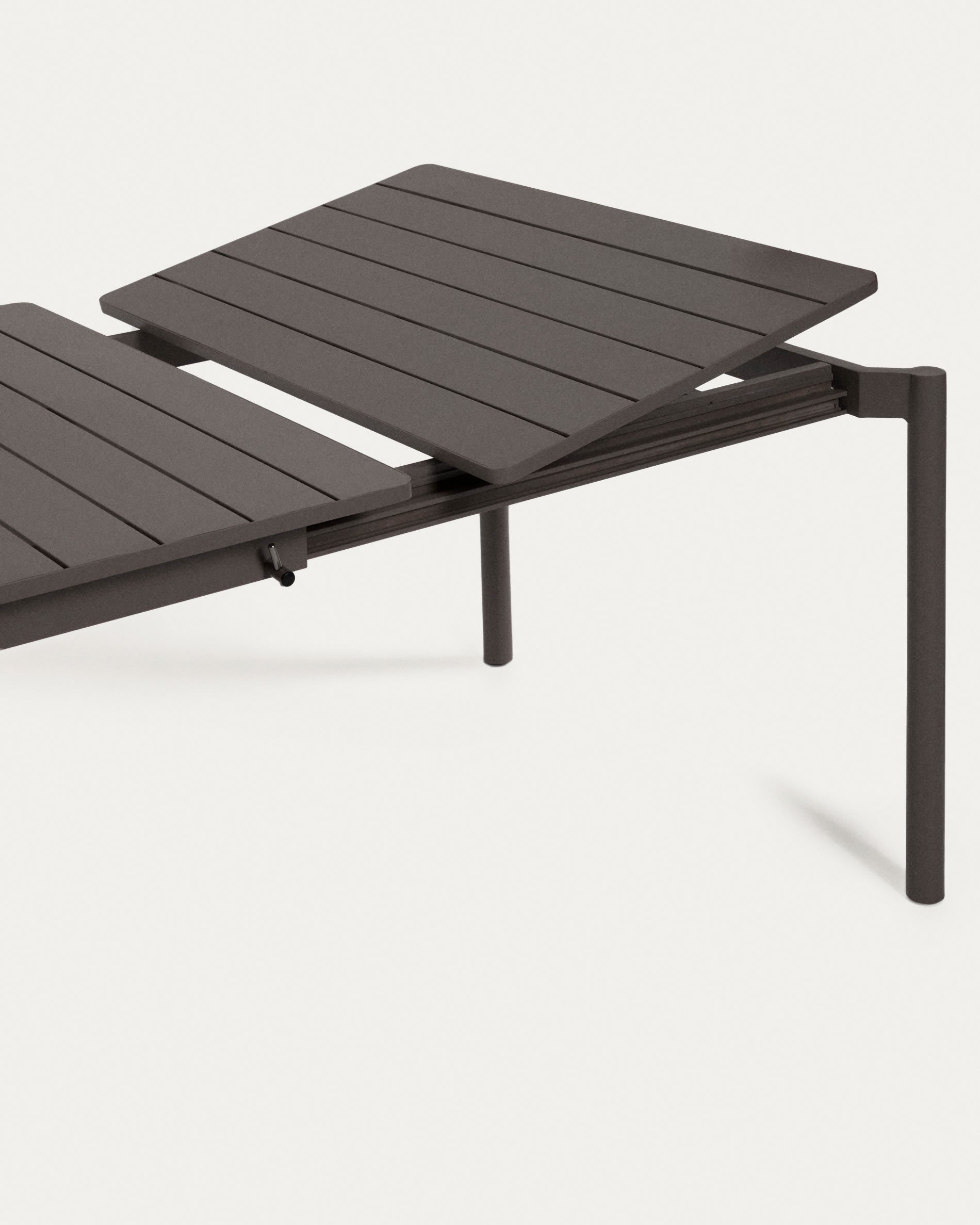 Moderner Zaltana Outdoor-Tisch aus langlebigem Aluminium in elegantem Dunkelgrau, ausziehbar von 140 auf 200 cm – ideal für gesellige Anlässe.