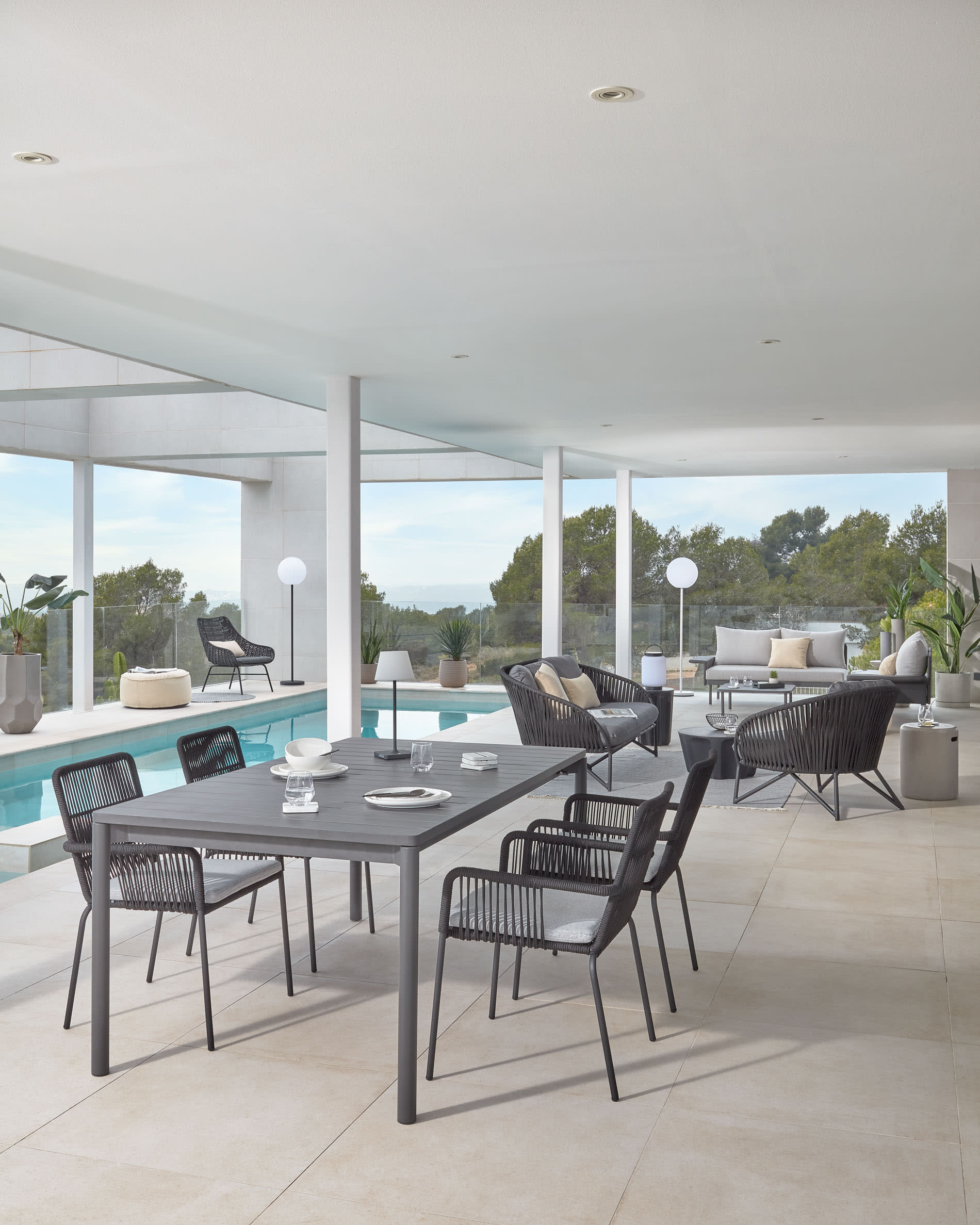 Moderner Zaltana Outdoor-Tisch aus Aluminium, matt dunkelgrau, ausziehbar von 140 auf 200 cm, ideal für stilvolle Aussenbereiche.