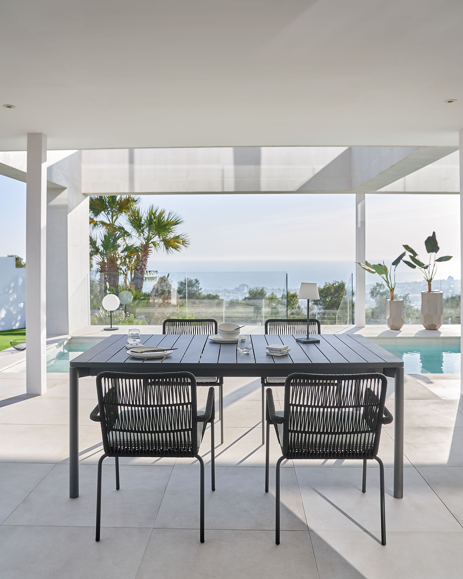 Moderner Zaltana Outdoor-Tisch aus Aluminium, matt dunkelgrau, ausziehbar von 140 auf 200 cm, ideal für stilvolle Aussenbereiche.