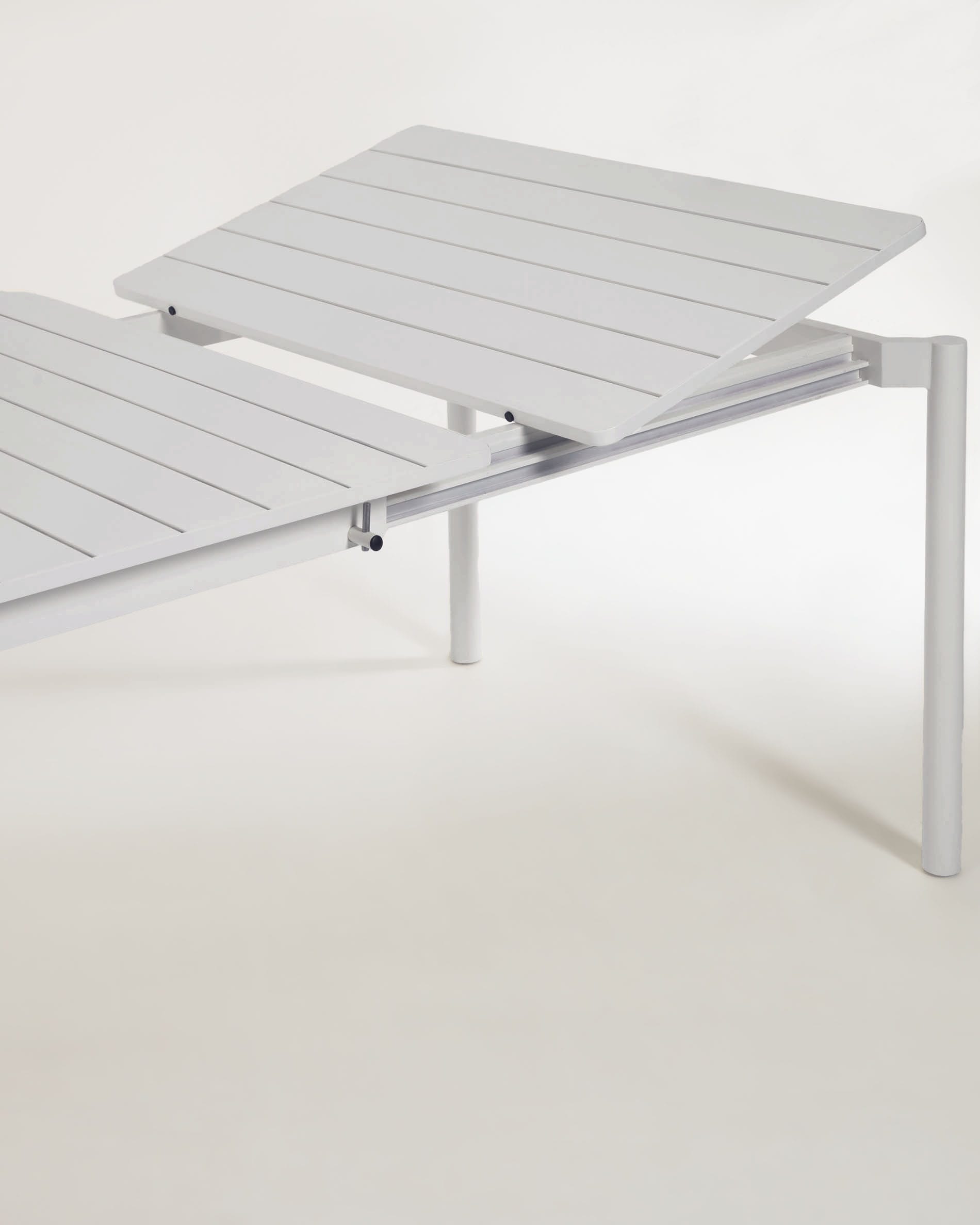 Eleganter Zaltana Ausziehtisch aus robustem Aluminium, naturfarben, erweiterbar von 140 auf 200 cm – ideal für gesellige Abende im Freien.