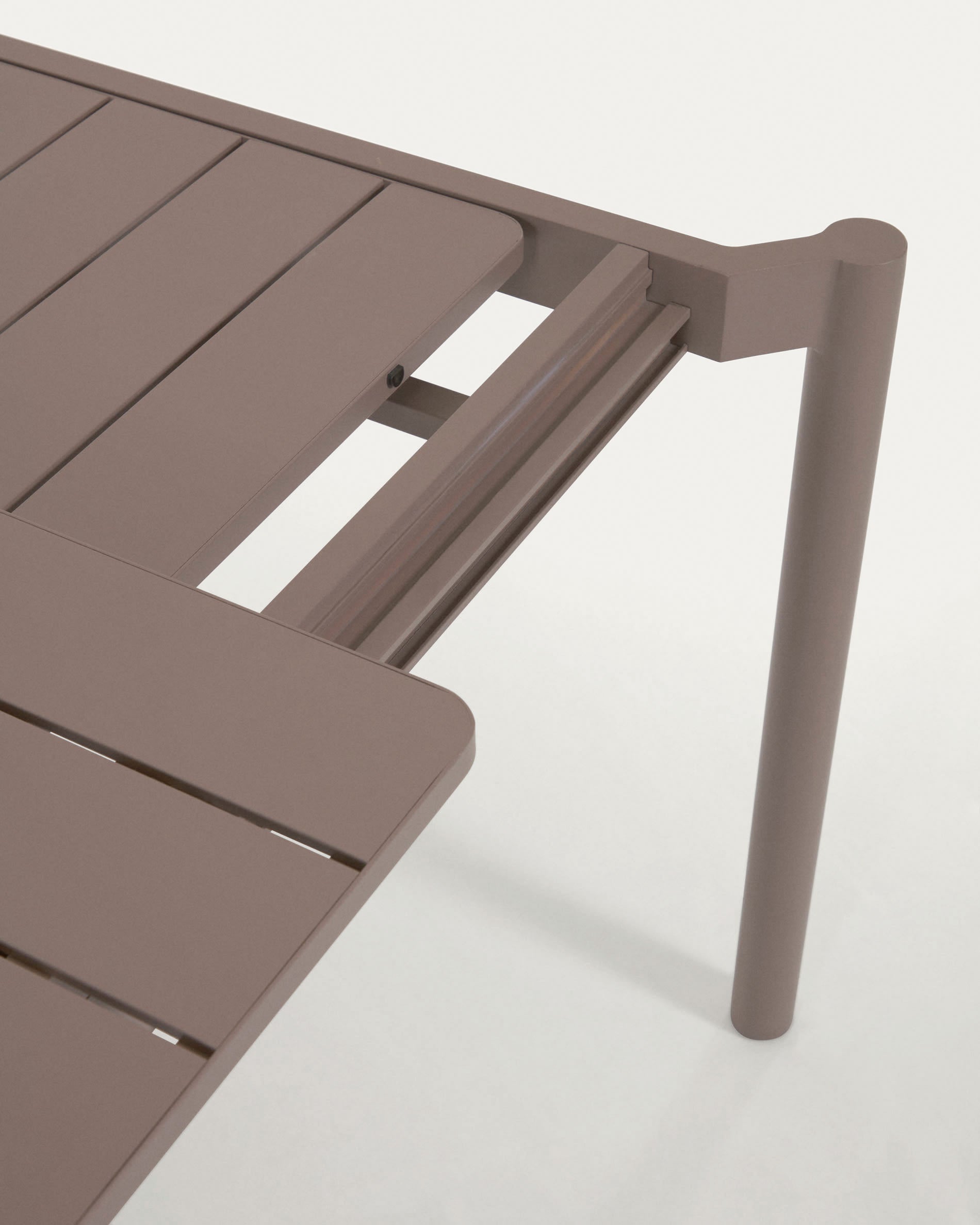 Entdecken Sie den Zaltana ausziehbaren Outdoor-Tisch von Kave Home: elegantes Design, robuste Aluminiumkonstruktion, ideal für gesellige Momente im Freien.