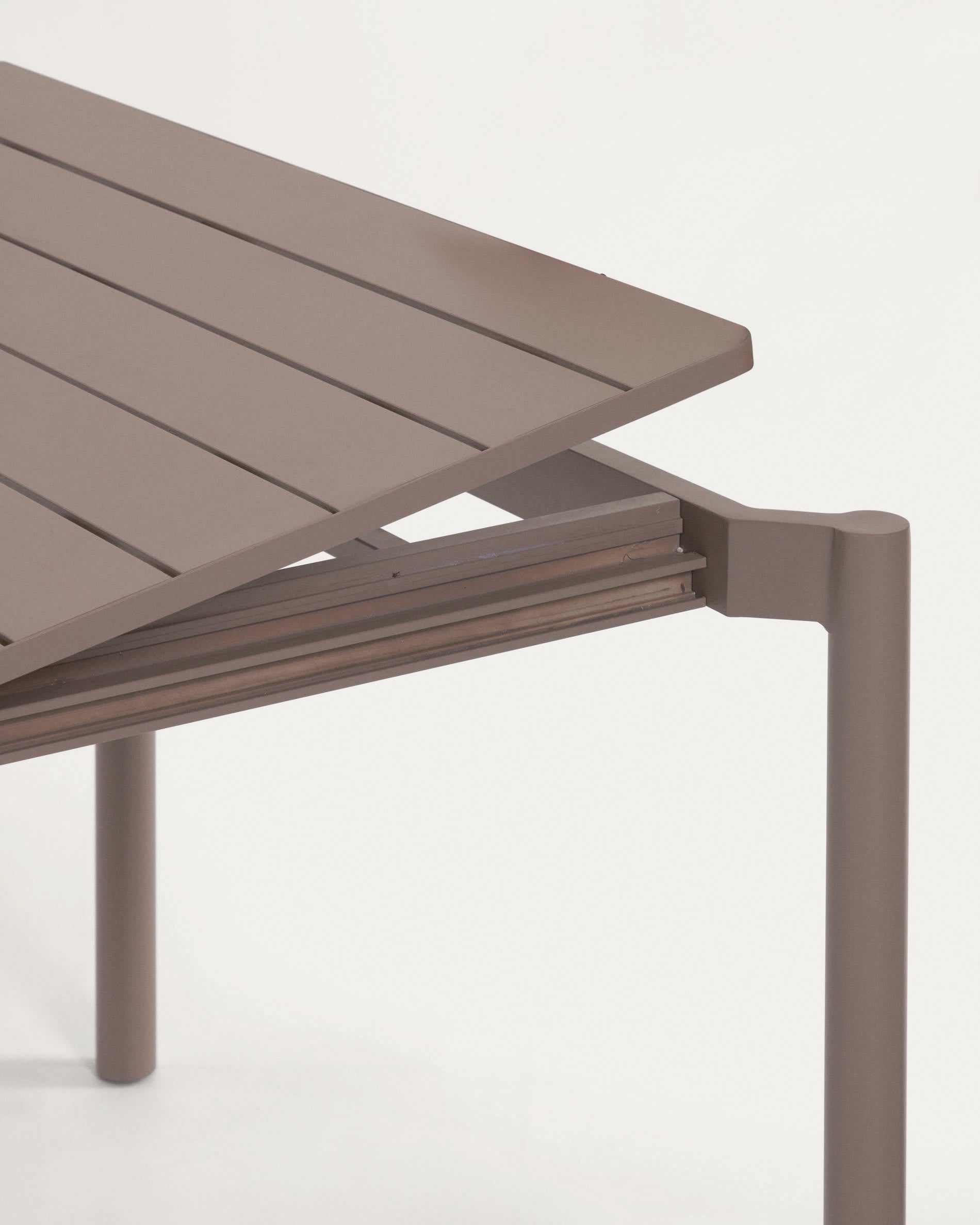 Entdecken Sie den Zaltana ausziehbaren Tisch von Kave Home: Robustes Aluminium, elegante mattbraune Oberfläche, ideal für gesellige Outdoor-Momente!