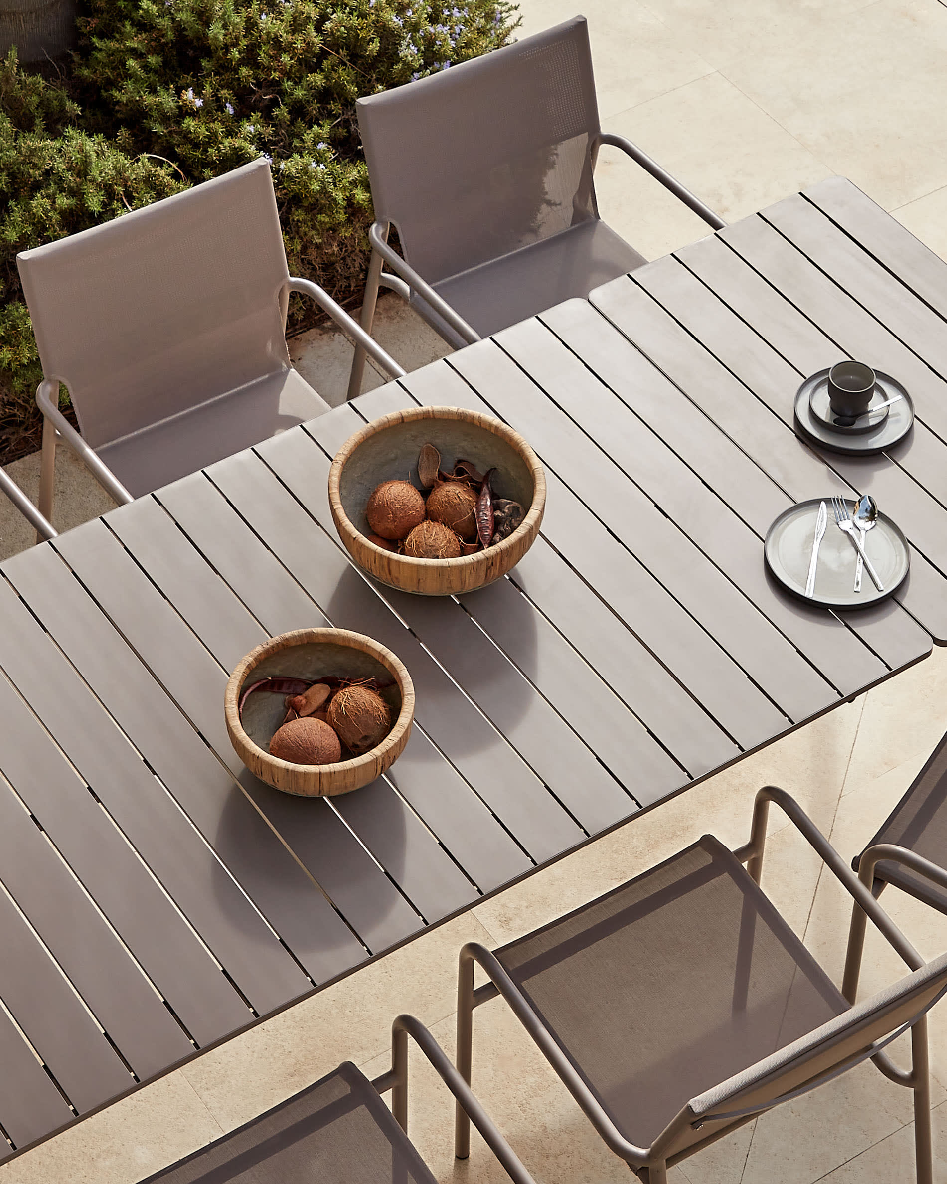 Zaltana Outdoor-Tisch, ausziehbar, Aluminium, mattbraun, 140-200 cm, stilvoll, robust, ideal für moderne Aussenbereiche.