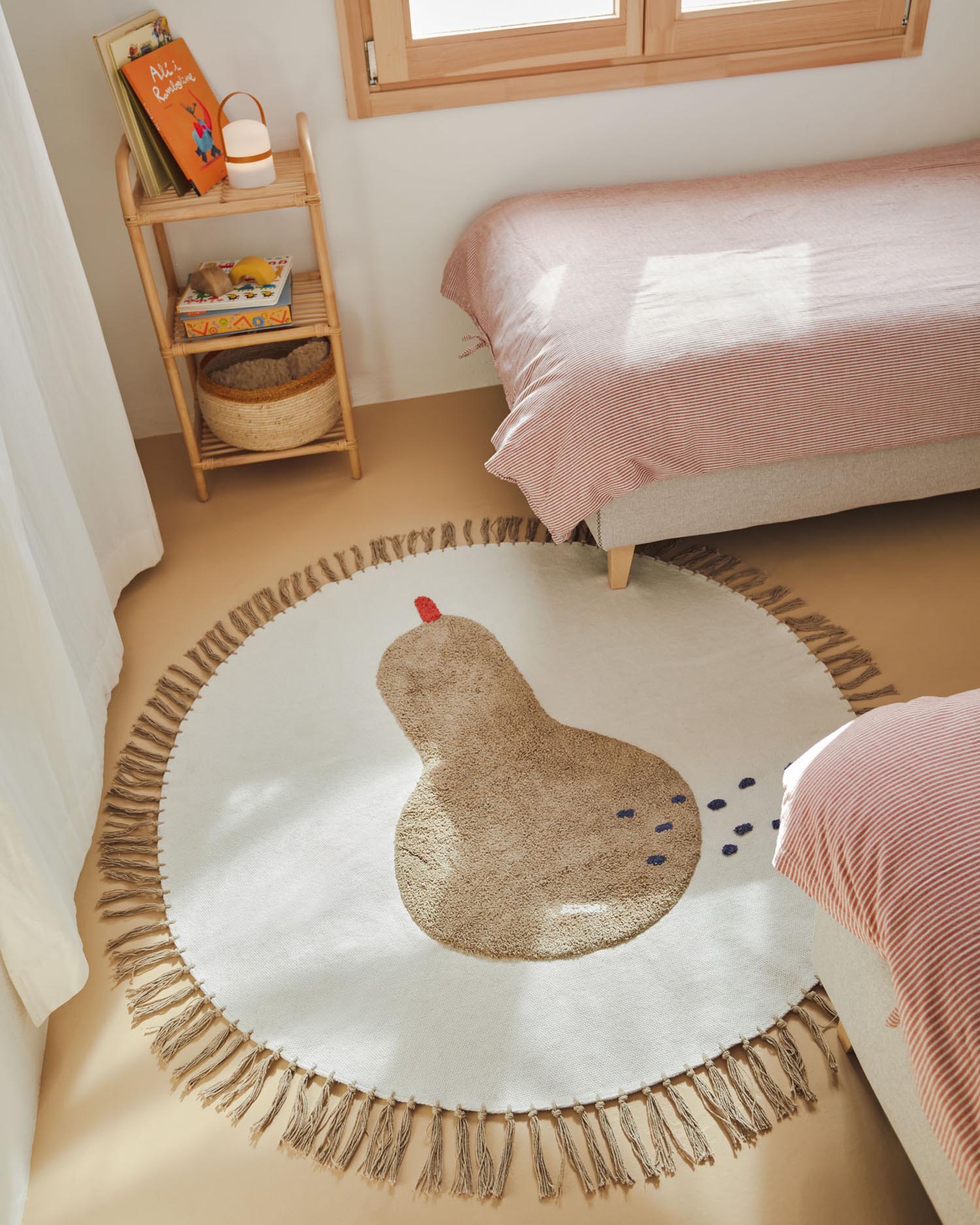 Tamya Teppich Ø 120 cm aus 100% Baumwolle, braune Birne Design, perfekt für Kinderzimmer, pflegeleicht und hypoallergen von Kave Home.