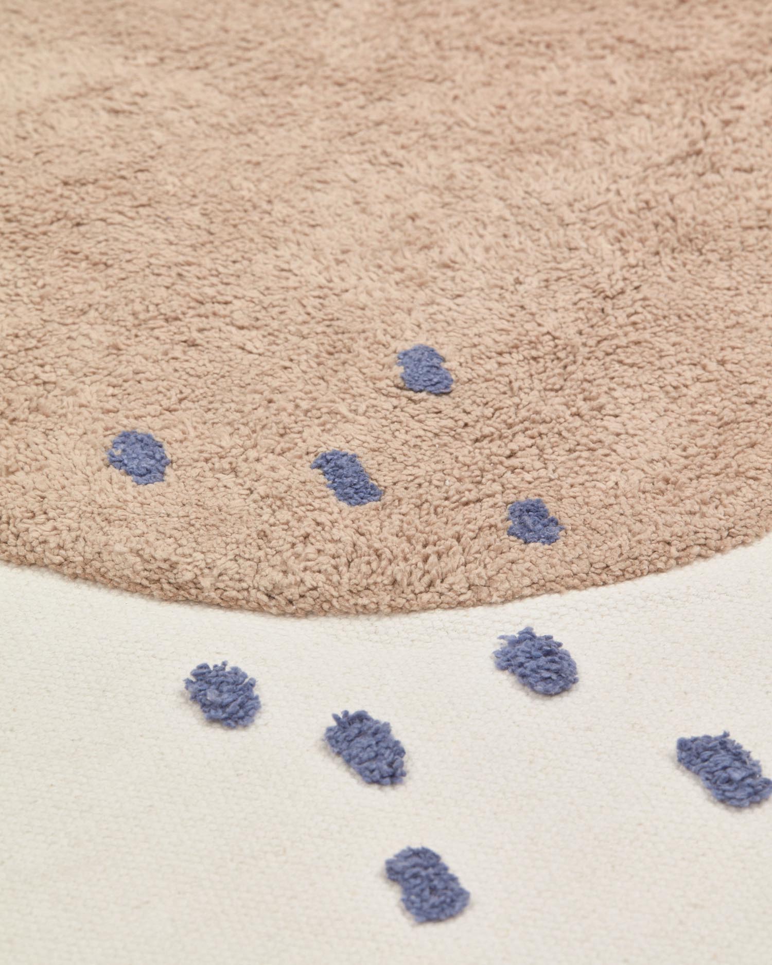 Entdecken Sie den Tamya Teppich Ø 120 cm aus 100% Baumwolle mit brauner Birne Design – ideal für ein gemütliches und kreatives Kinderzimmer.