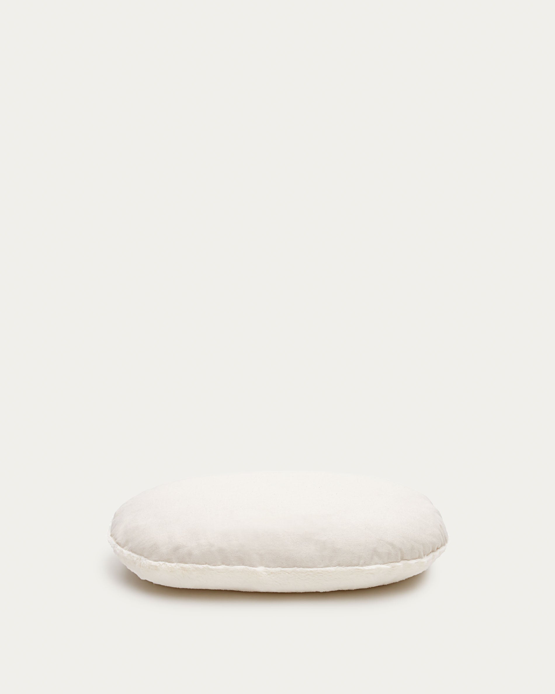 Codie tragbares Kissen für Haustier mit weißem Plüsch Ø 60 x 10 cm in Weiß präsentiert im Onlineshop von KAQTU Design AG. Hundebedarf ist von Kave Home