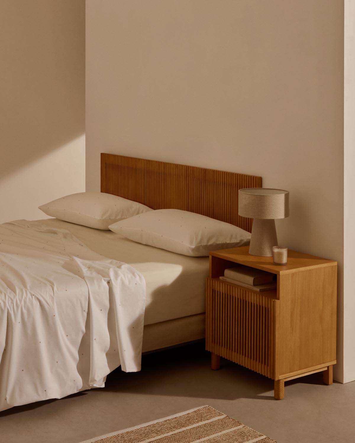 Beyla Nachttisch: Nachhaltige Eleganz aus Esche & Eichenfurnier.