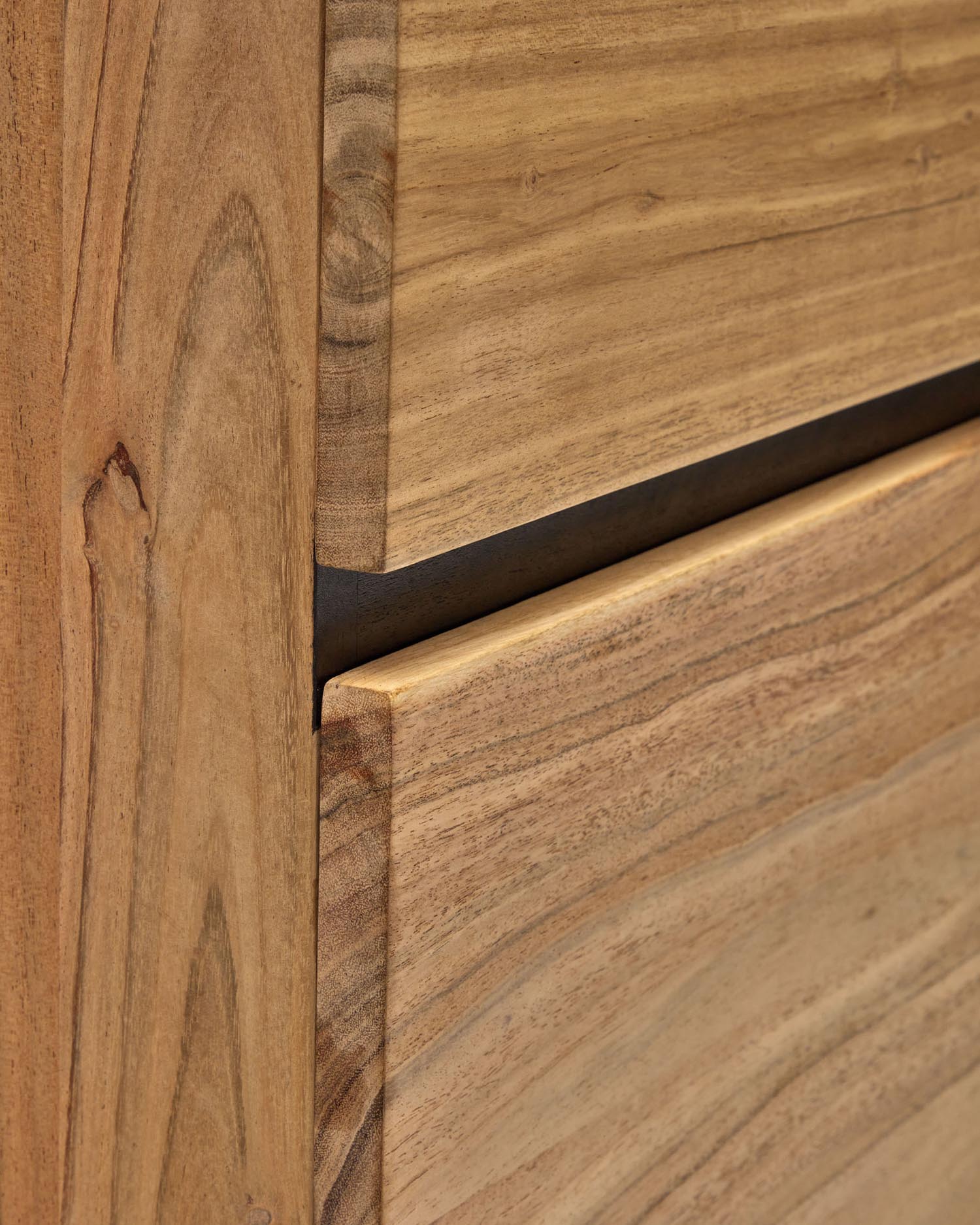 Das hohe Sideboard Uxue aus massivem Akazienholz (100 x 155 cm) besticht durch seine natürliche Eleganz und bietet großzügigen Stauraum.