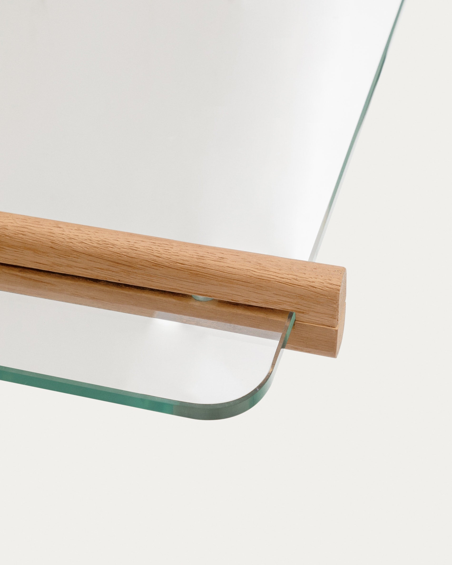 Gestalten Sie Ihre Räume mit dem modularen Regal Sitra: 6 elegante Glasböden und massives Eichenholz für zeitlose Schönheit und Flexibilität.