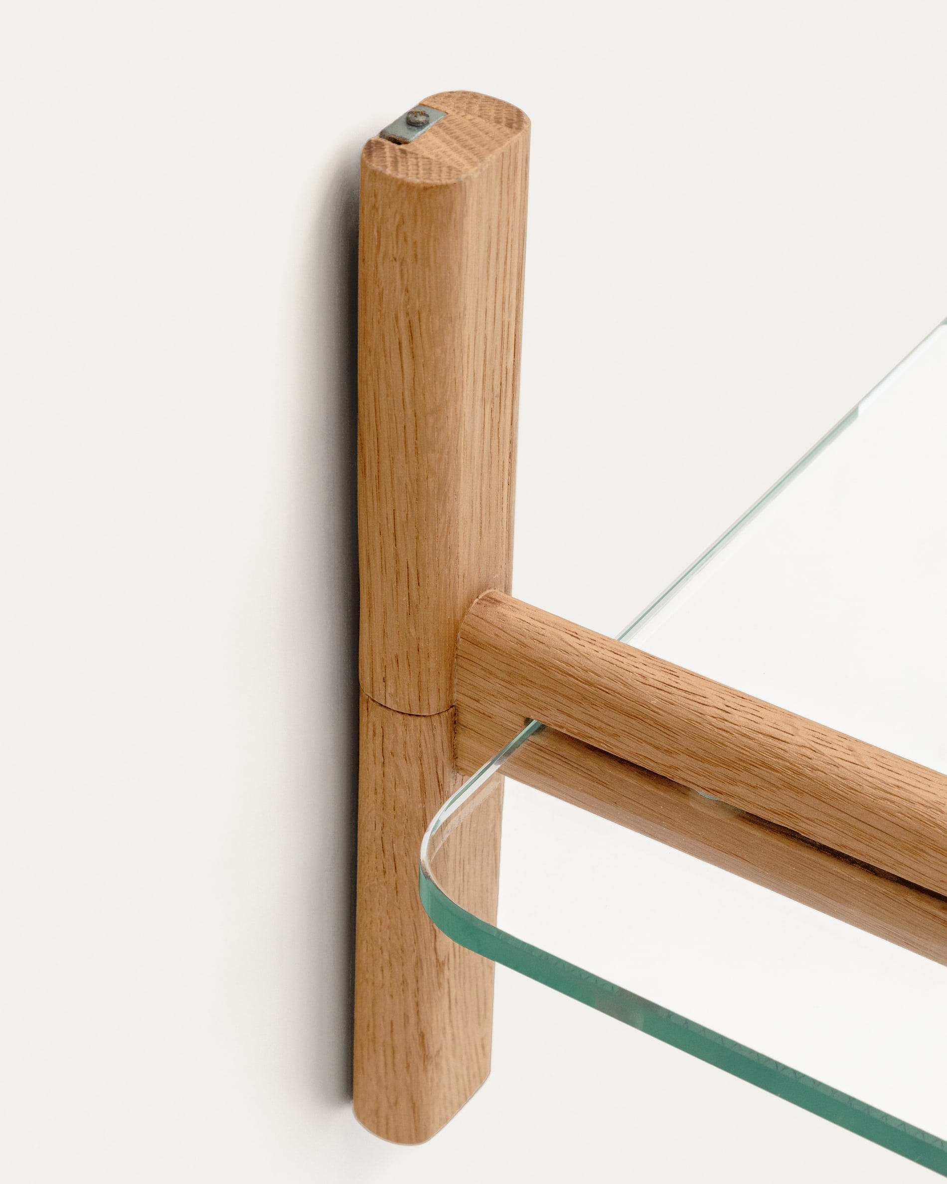 Entdecken Sie das modulare Regal Sitra: 6 stilvolle Glasböden und nachhaltige Eiche vereinen Funktionalität und modernes Design für Ihr Zuhause.