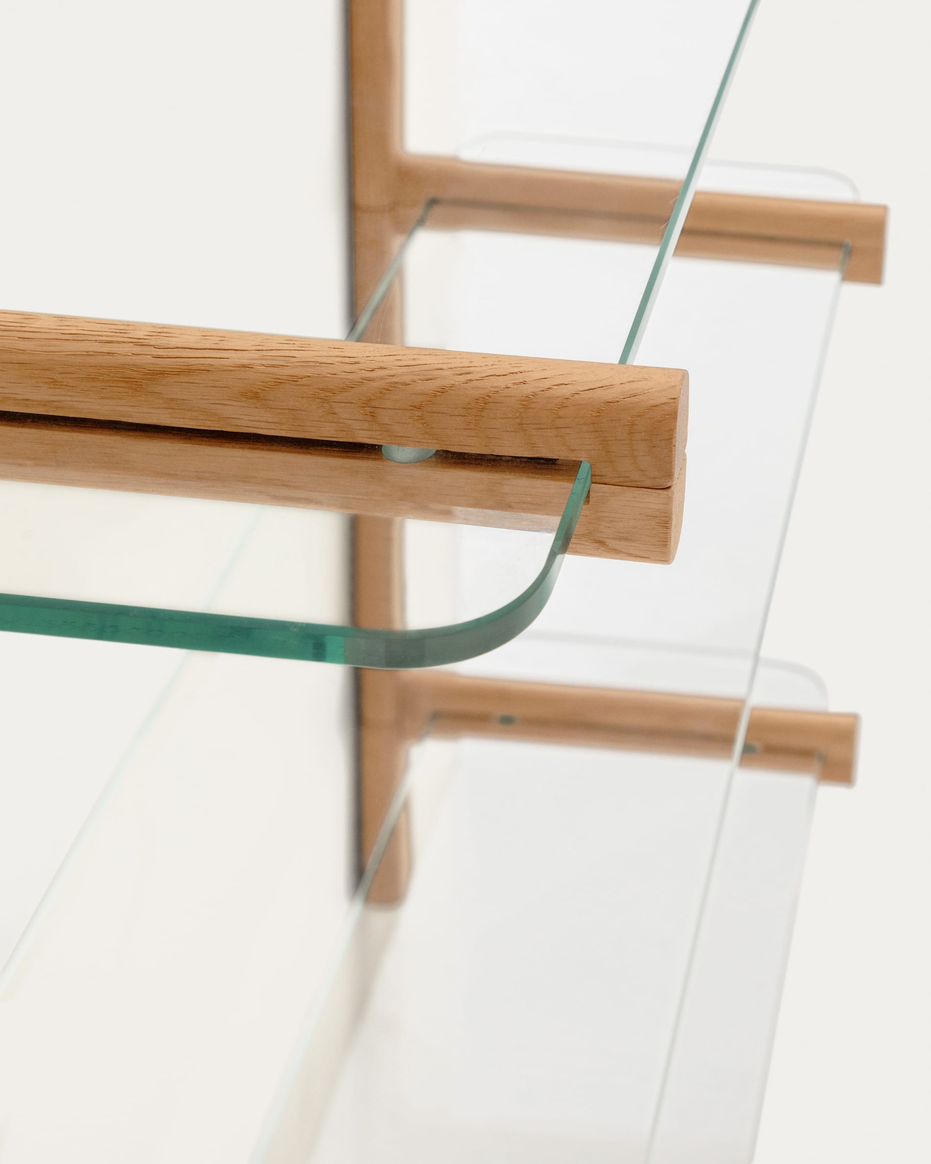 Entdecken Sie das modulare Regal Sitra mit 3 eleganten Glasböden und massiver Eiche. Ideal für stilvolle Akzente in jedem Raum.