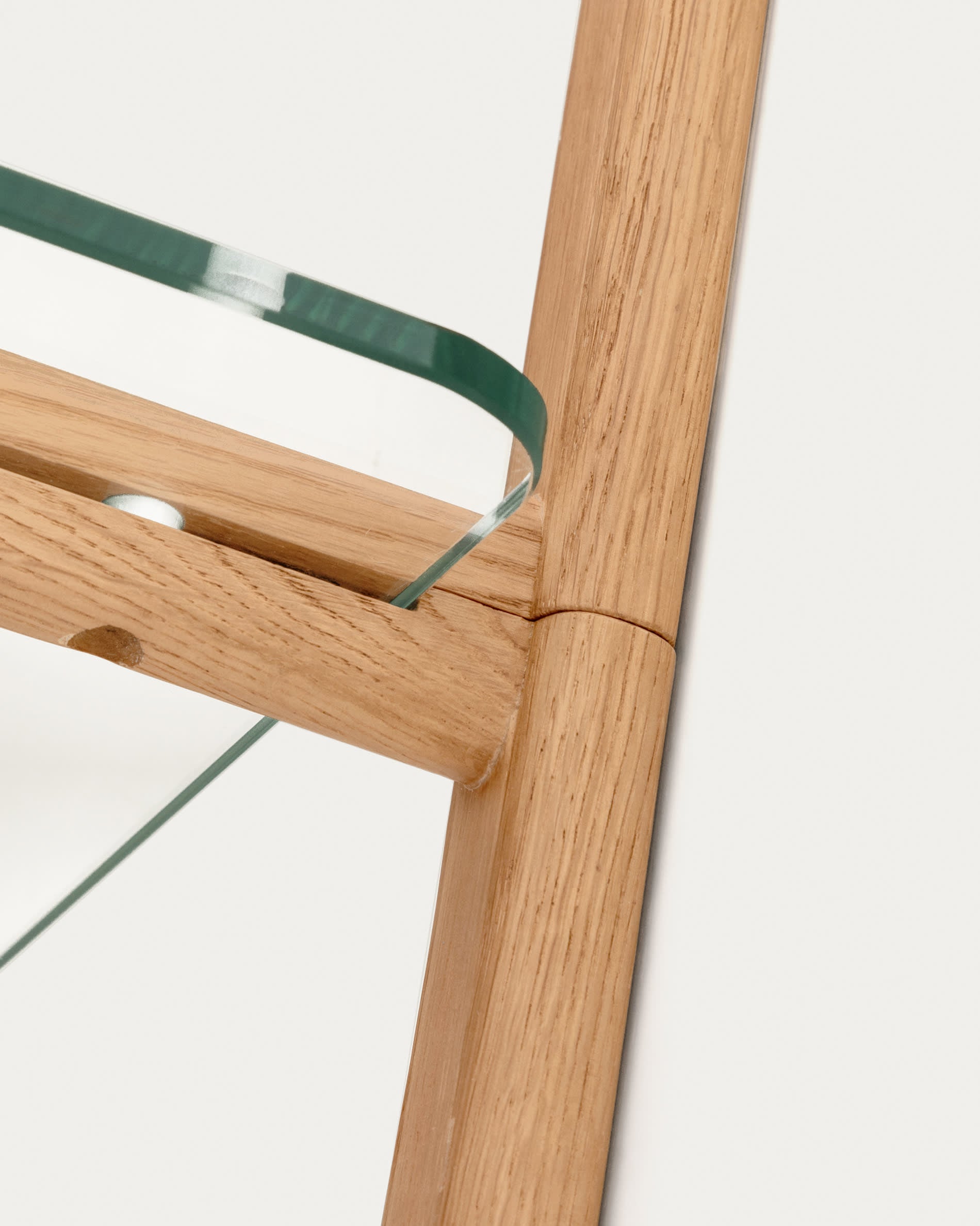 Entdecken Sie das Sitra Regal: 110 cm, aus edlem Eichenholz und Glas, nachhaltig, flexibel und ein echter Blickfang für Ihr Zuhause.