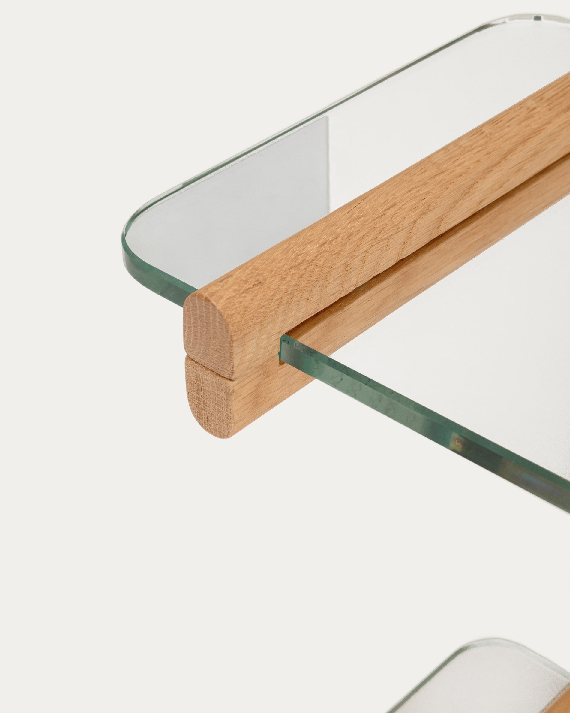 Erleben Sie das Sitra Regal von Kave Home: Ein modulares Meisterwerk aus Glas und Eichenholz, 110 cm, das Stil und Nachhaltigkeit vereint.