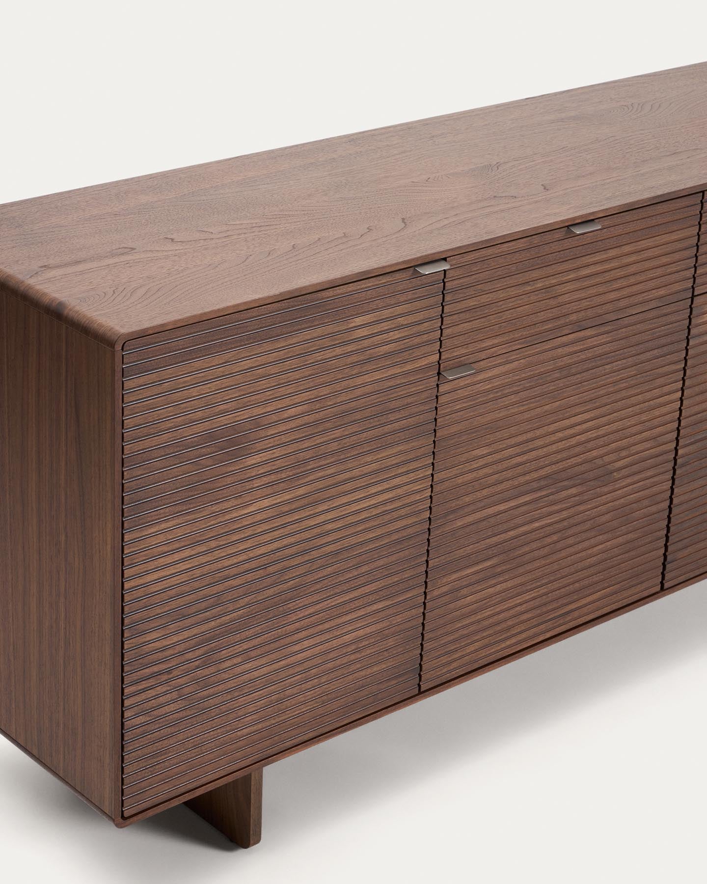 Highboard Norlen mit 4 Türen und 2 Schubläden in Nussbaumfurnier FSC Mix Credit 194,5 x 78 cm in Dunkelbraun präsentiert im Onlineshop von KAQTU Design AG. Sideboard ist von Kave Home