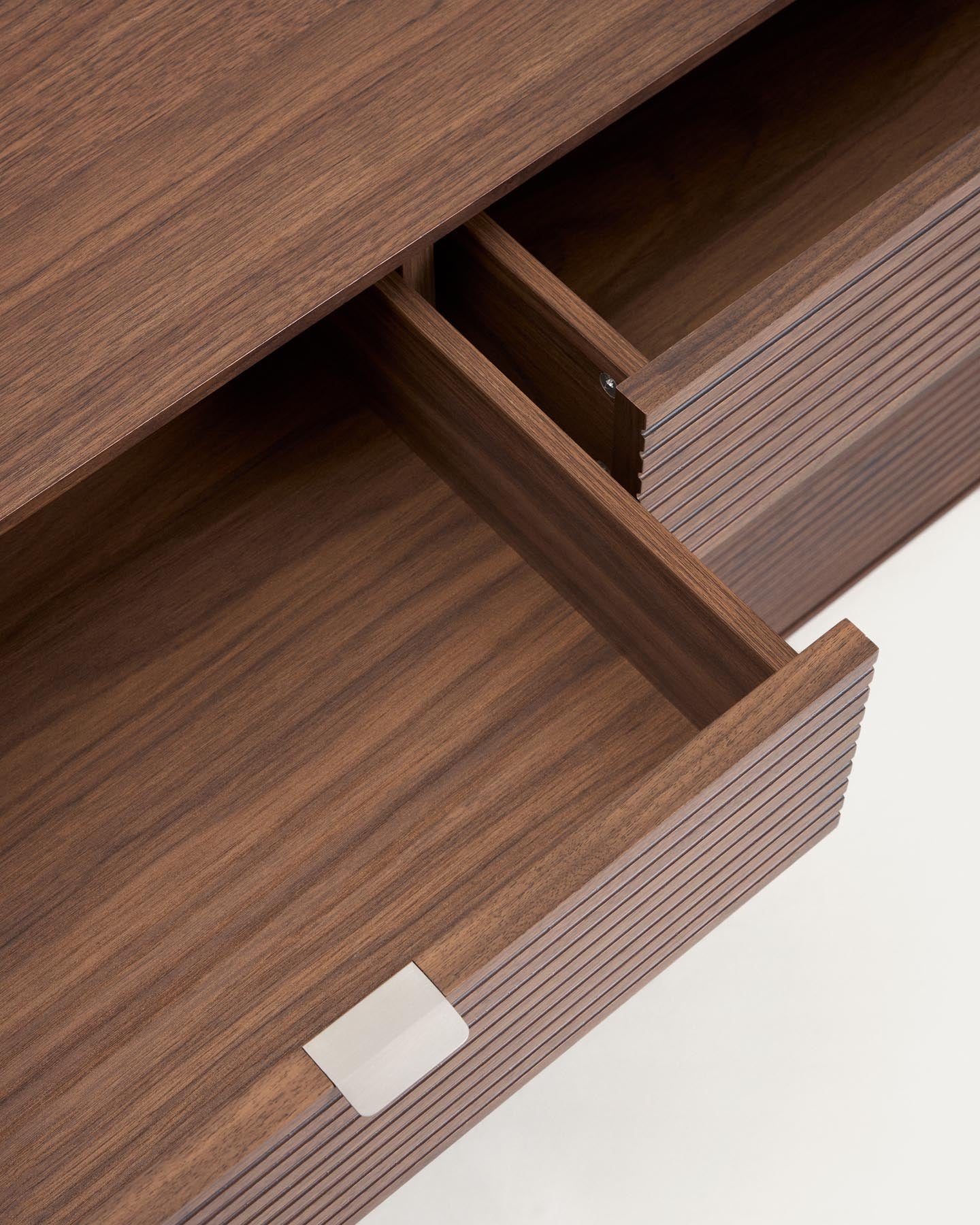 Highboard Norlen mit 4 Türen und 2 Schubläden in Nussbaumfurnier FSC Mix Credit 194,5 x 78 cm in Dunkelbraun präsentiert im Onlineshop von KAQTU Design AG. Sideboard ist von Kave Home