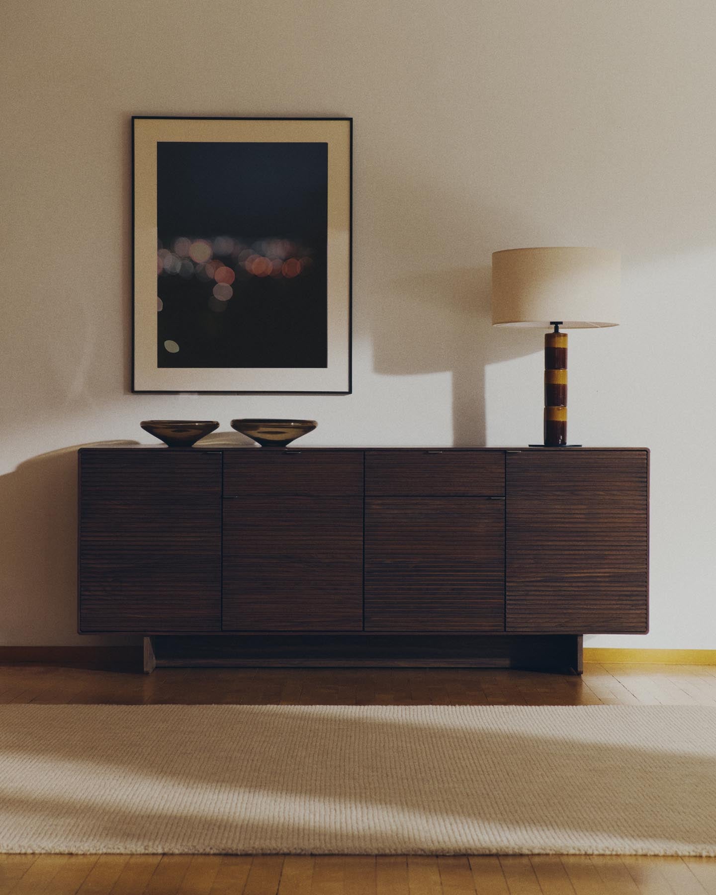 Highboard Norlen mit 4 Türen und 2 Schubläden in Nussbaumfurnier FSC Mix Credit 194,5 x 78 cm in Dunkelbraun präsentiert im Onlineshop von KAQTU Design AG. Sideboard ist von Kave Home