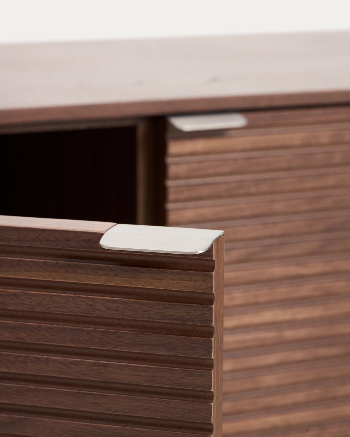 TV-Möbel Norlen mit 4 Türen in Nussbaumfurnier FSC Mix Credit 200 x 46 cm in Dunkelbraun präsentiert im Onlineshop von KAQTU Design AG. TV-Möbel ist von Kave Home