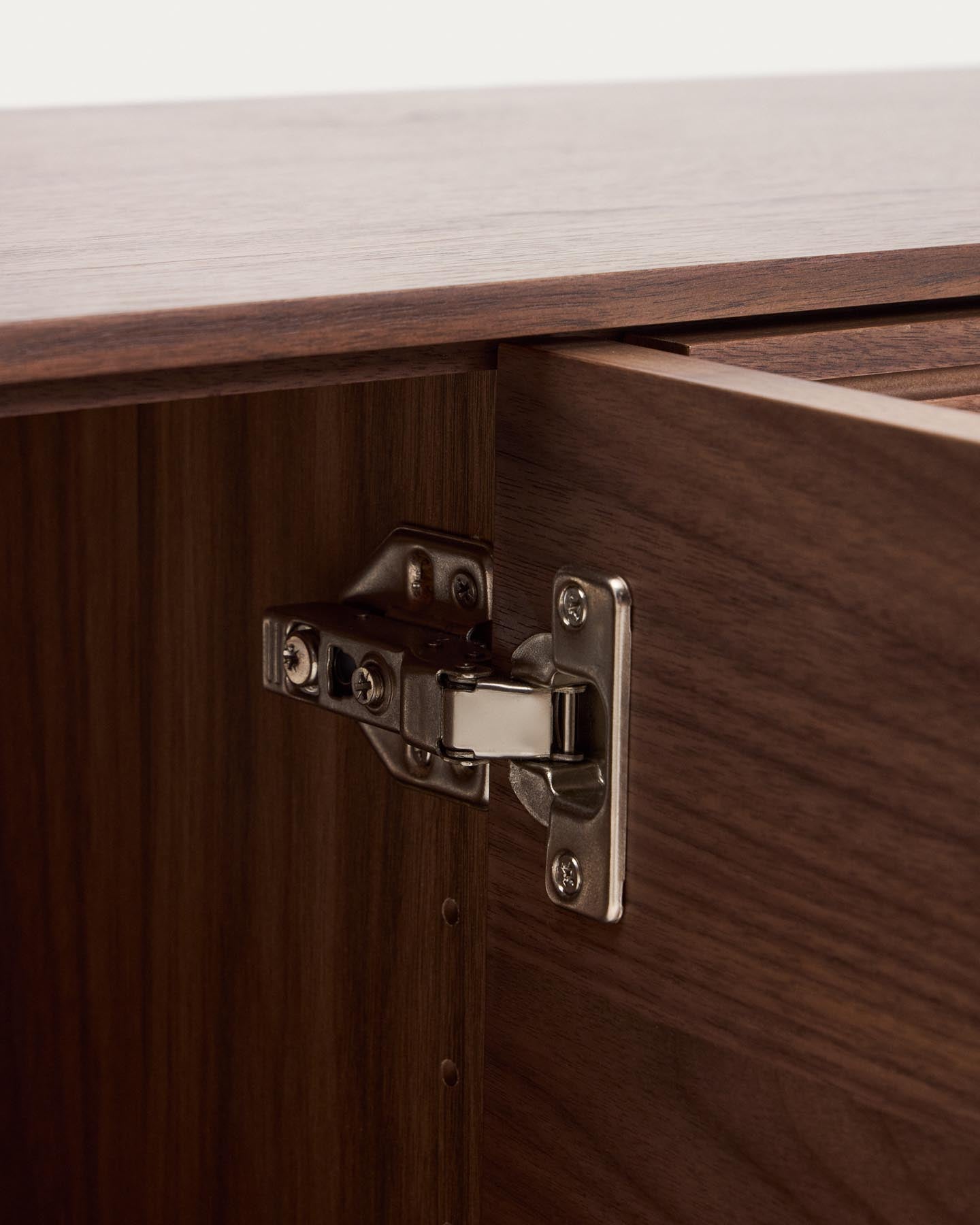 TV-Möbel Norlen mit 4 Türen in Nussbaumfurnier FSC Mix Credit 200 x 46 cm in Dunkelbraun präsentiert im Onlineshop von KAQTU Design AG. TV-Möbel ist von Kave Home