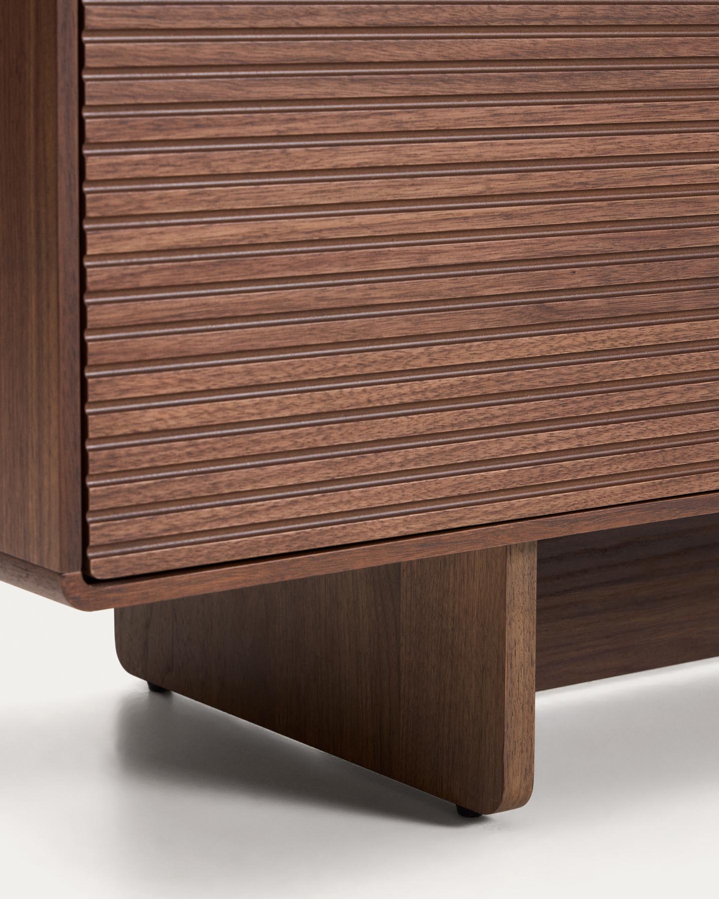 TV-Möbel Norlen mit 4 Türen in Nussbaumfurnier FSC Mix Credit 200 x 46 cm in Dunkelbraun präsentiert im Onlineshop von KAQTU Design AG. TV-Möbel ist von Kave Home