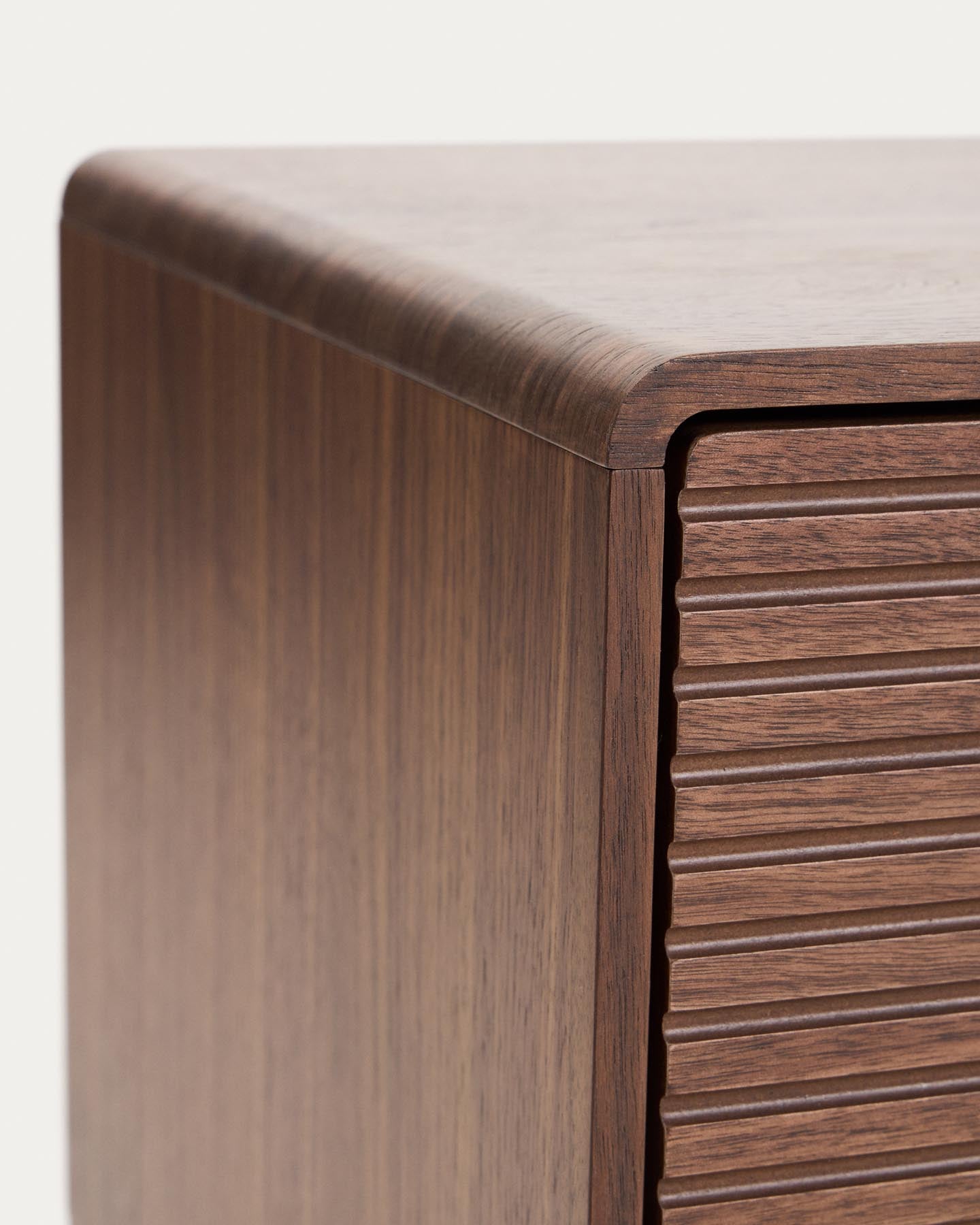 TV-Möbel Norlen mit 4 Türen in Nussbaumfurnier FSC Mix Credit 200 x 46 cm in Dunkelbraun präsentiert im Onlineshop von KAQTU Design AG. TV-Möbel ist von Kave Home