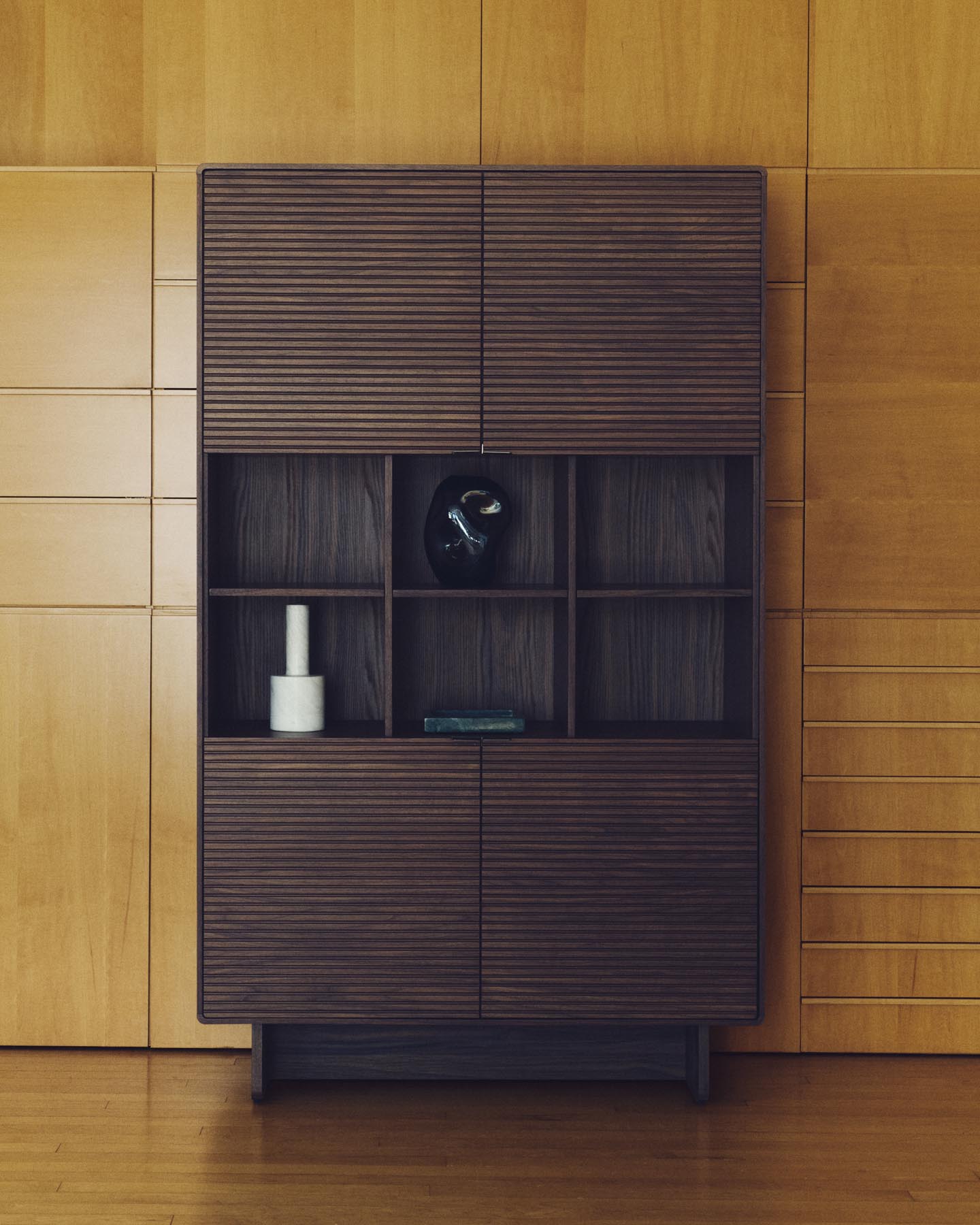 Highboard Norlen mit 4 Türen in Nussbaumfurnier FSC Mix Credit 100 x 163 cm in Dunkelbraun präsentiert im Onlineshop von KAQTU Design AG. Sideboard ist von Kave Home