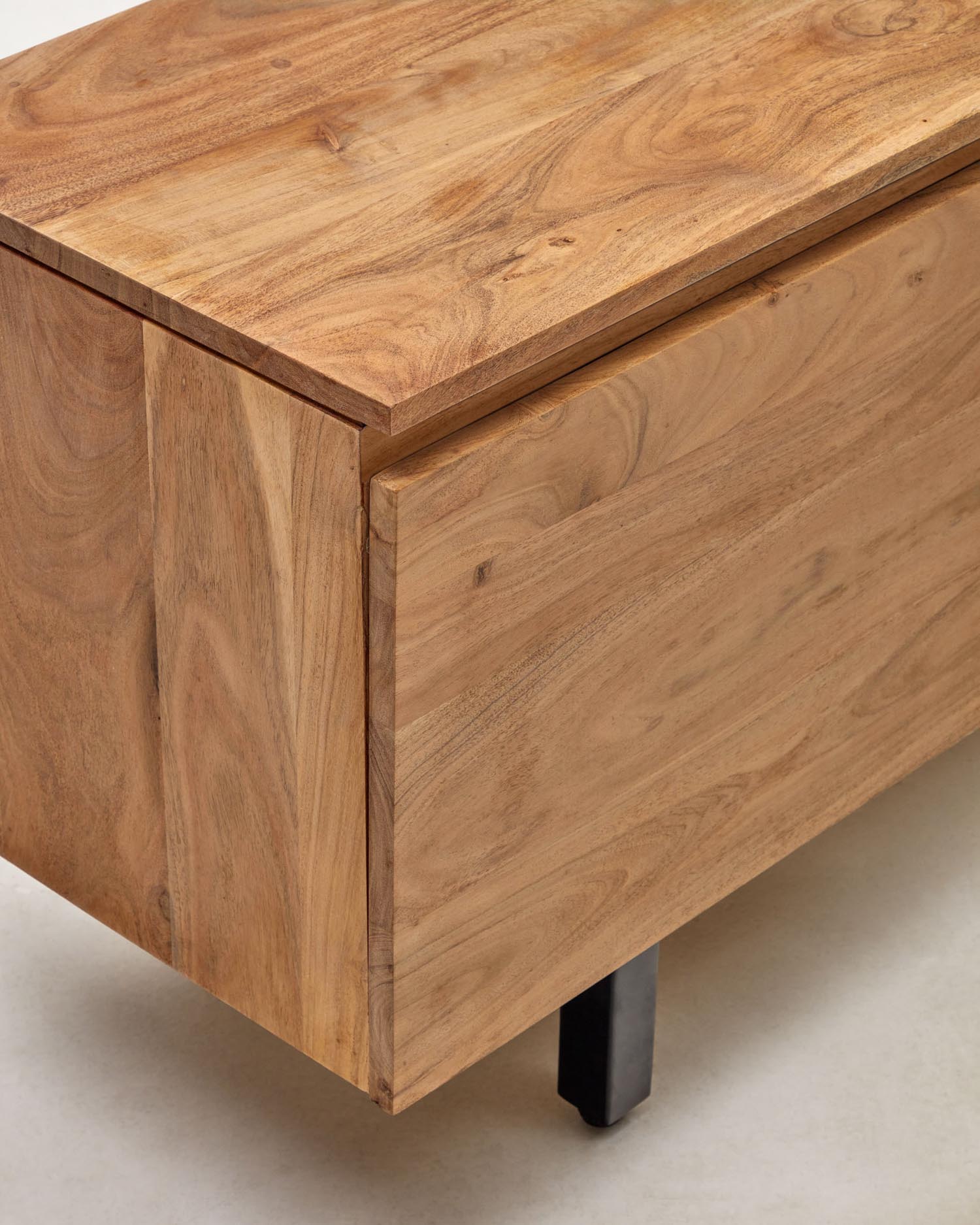 Entdecken Sie das stilvolle 3-türige TV-Möbel Uxue aus massivem Akazienholz mit gebleichtem Finish – ideal für modernes Wohnen und eleganten Stauraum.