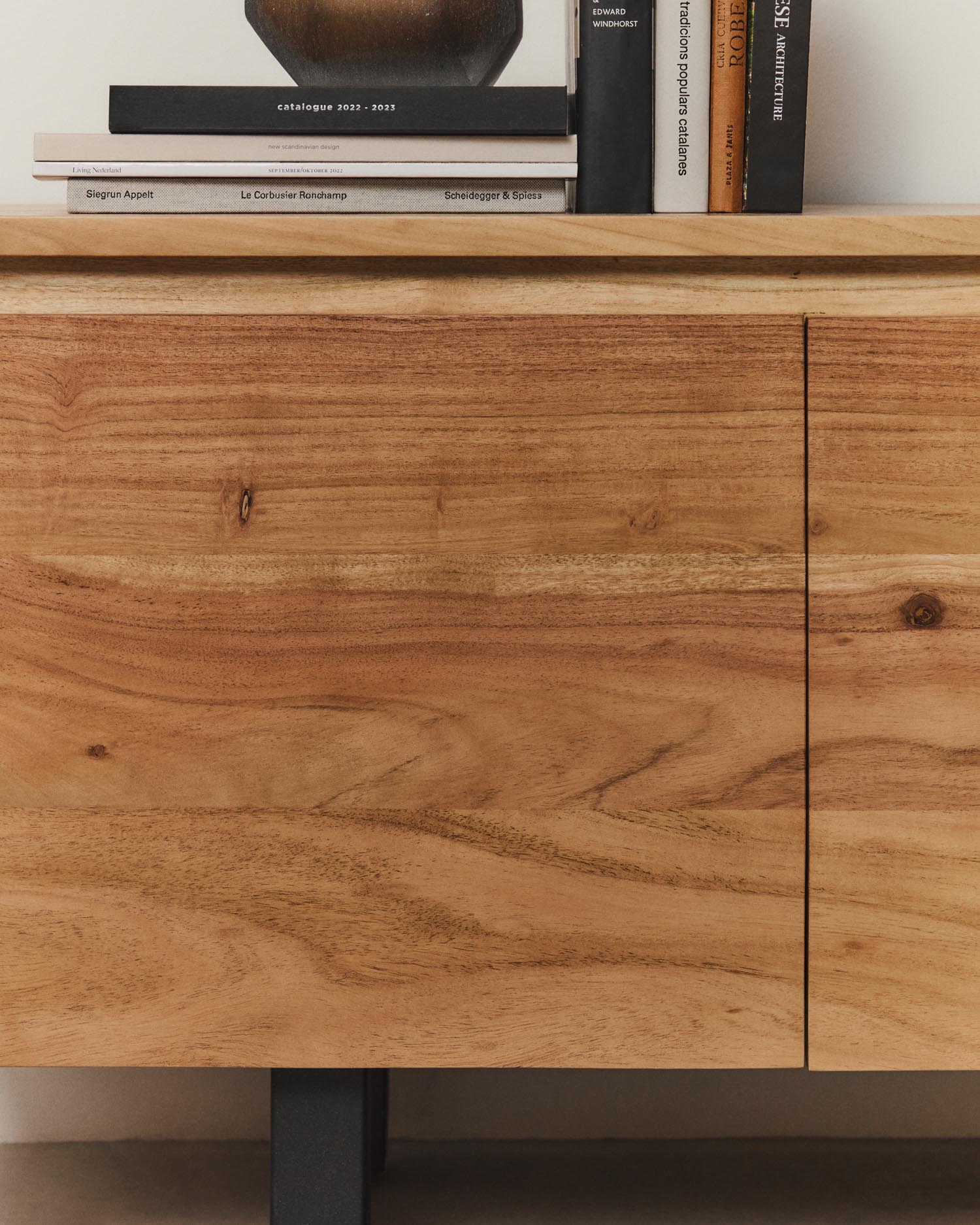 Erleben Sie das 3-türige TV-Möbel Uxue aus robustem Akazienholz mit modernem gebleichten Finish – ein elegantes Highlight für Ihr Wohnzimmer.