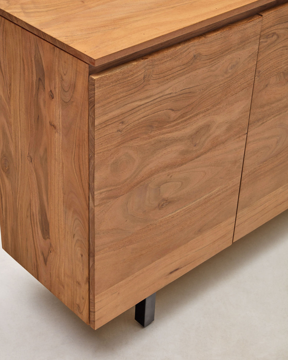 4-türiges TV-Möbel Uxue aus massivem Akazienholz mit gebleichtem Finish 200 x 58 cm in Beige präsentiert im Onlineshop von KAQTU Design AG. TV-Möbel ist von Kave Home