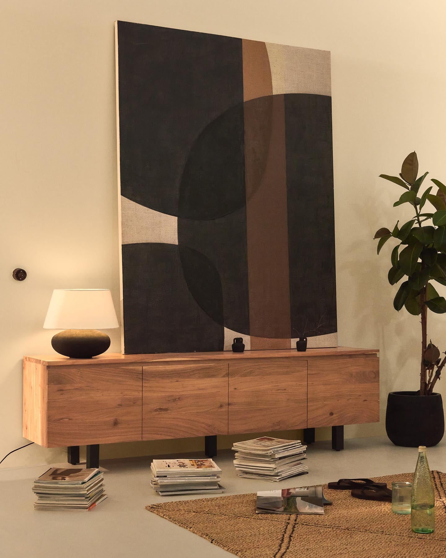 Entdecken Sie das 3-türige TV-Möbel Uxue aus massivem Akazienholz mit gebleichtem Finish. Stilvolles Design und praktische Funktionalität vereint.