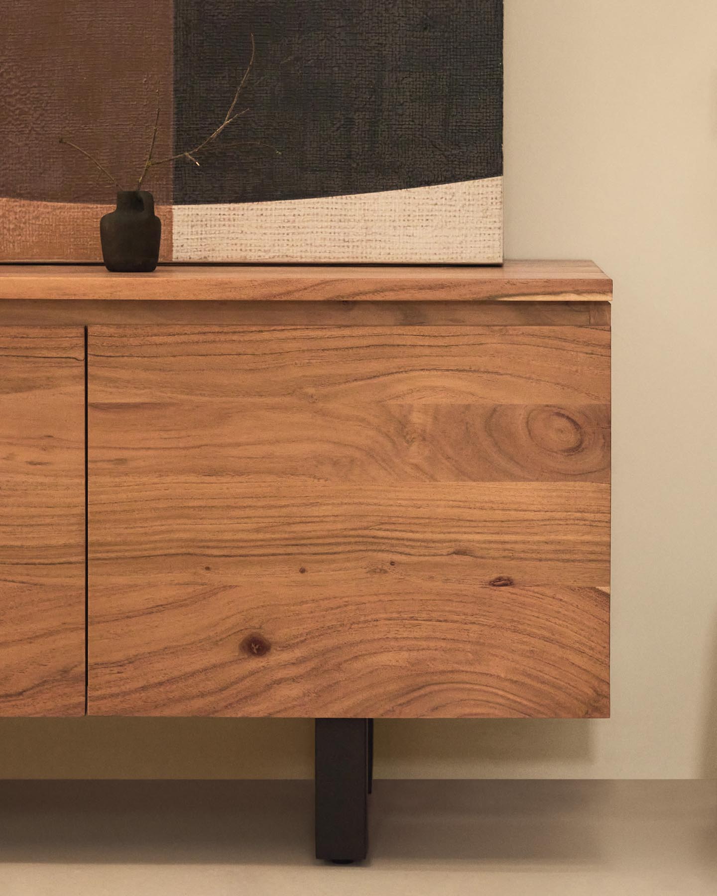 Erleben Sie das 3-türige TV-Möbel Uxue aus hochwertigem Akazienholz mit elegantem gebleichten Finish. Perfekte Kombination aus Stil und Stauraum.