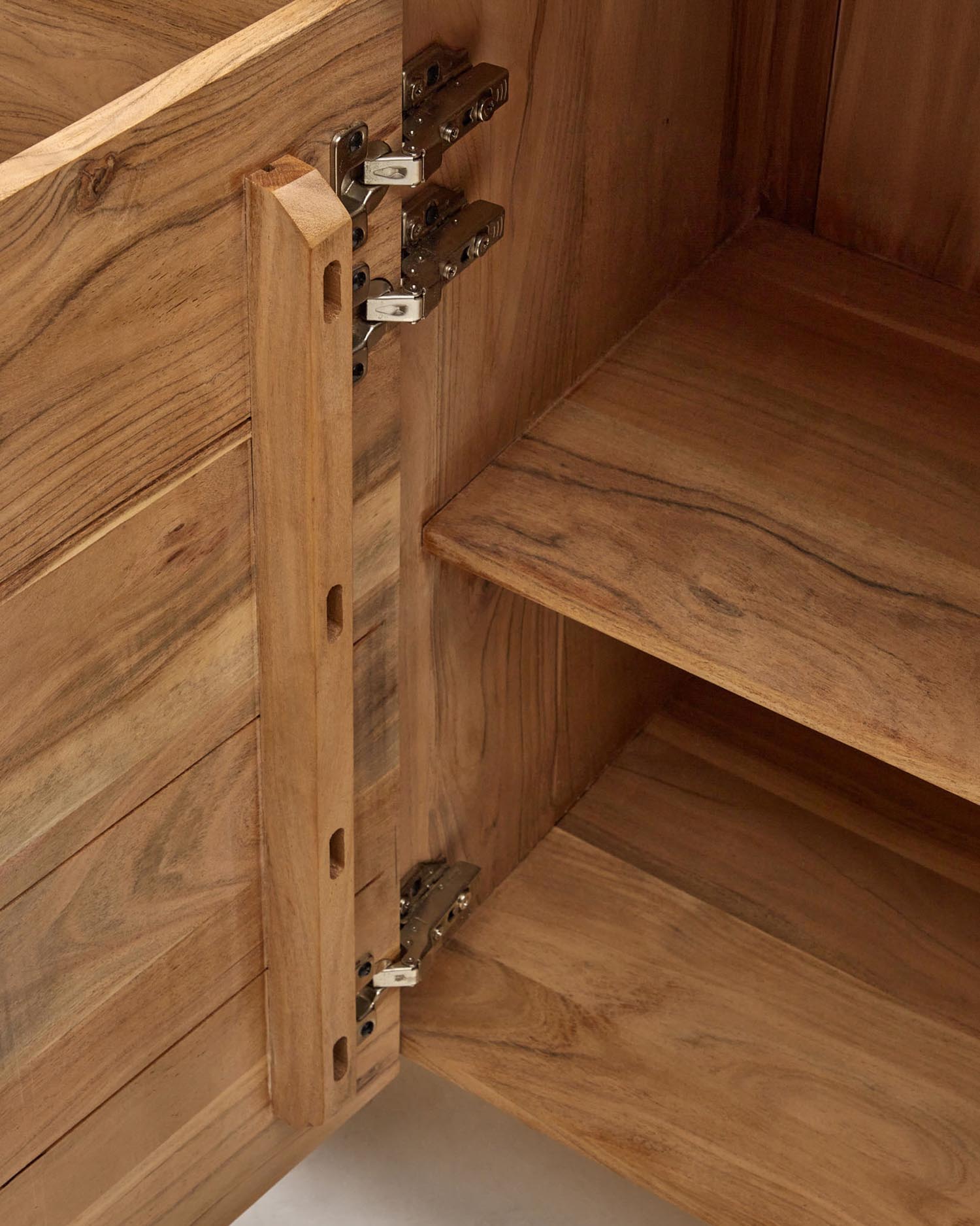 Erleben Sie das elegante 3-türige Sideboard Uxue aus massivem Akazienholz mit gebleichtem Finish – ideal für stilvollen Stauraum in Ihrem Zuhause.