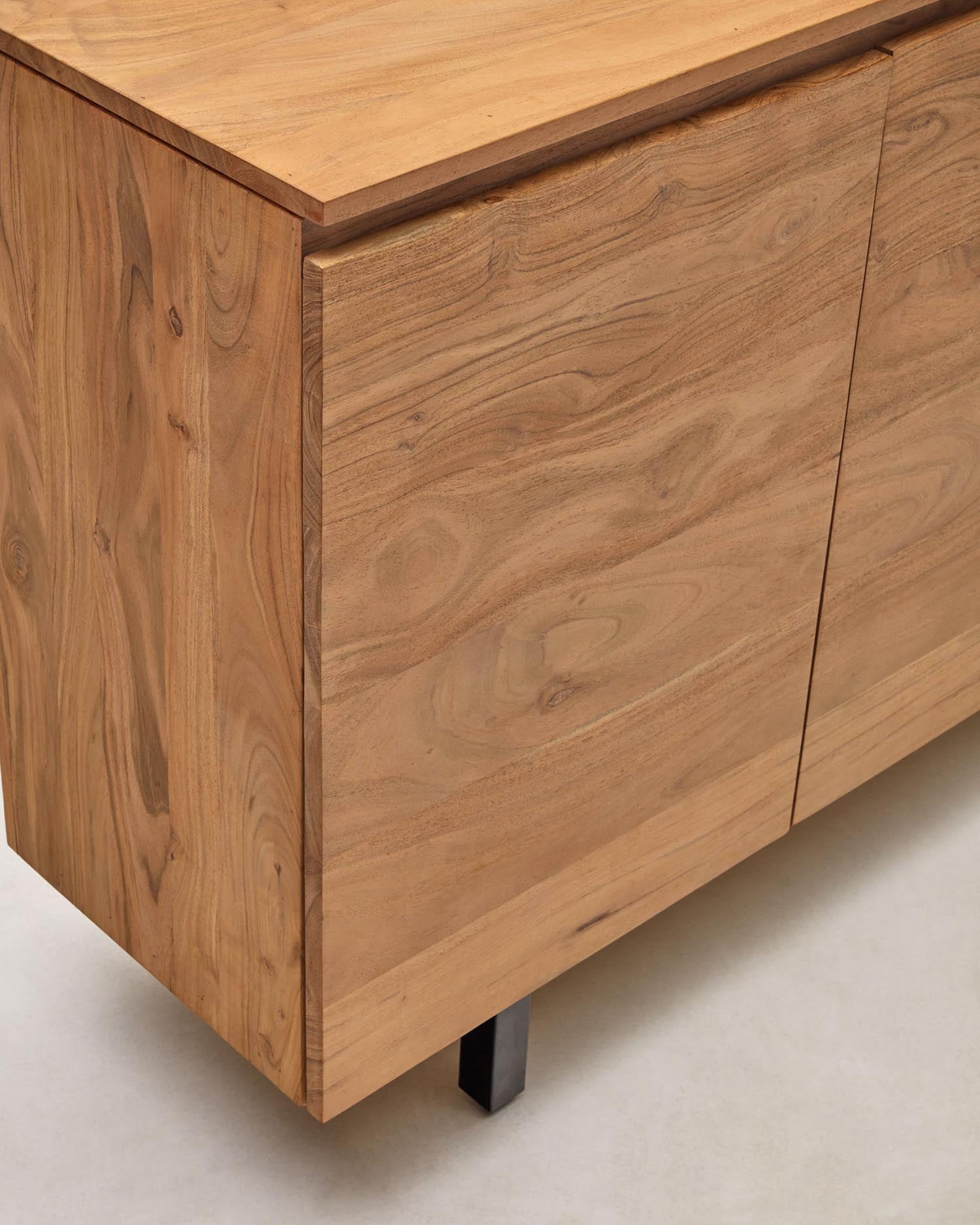 Entdecken Sie das stilvolle 4-türige Sideboard Uxue aus massivem Akazienholz mit gebleichtem Finish – ideal für jeden Wohnstil und perfekten Stauraum.